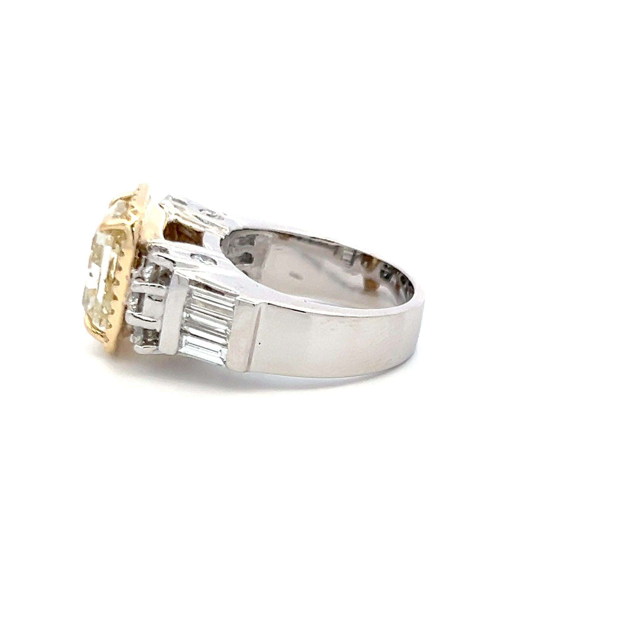 Anello di fidanzamento con diamante rotondo e baguette da 8,30 carati a taglio radiante in Gld-Plat 18 carati In condizioni buone in vendita a New York, NY