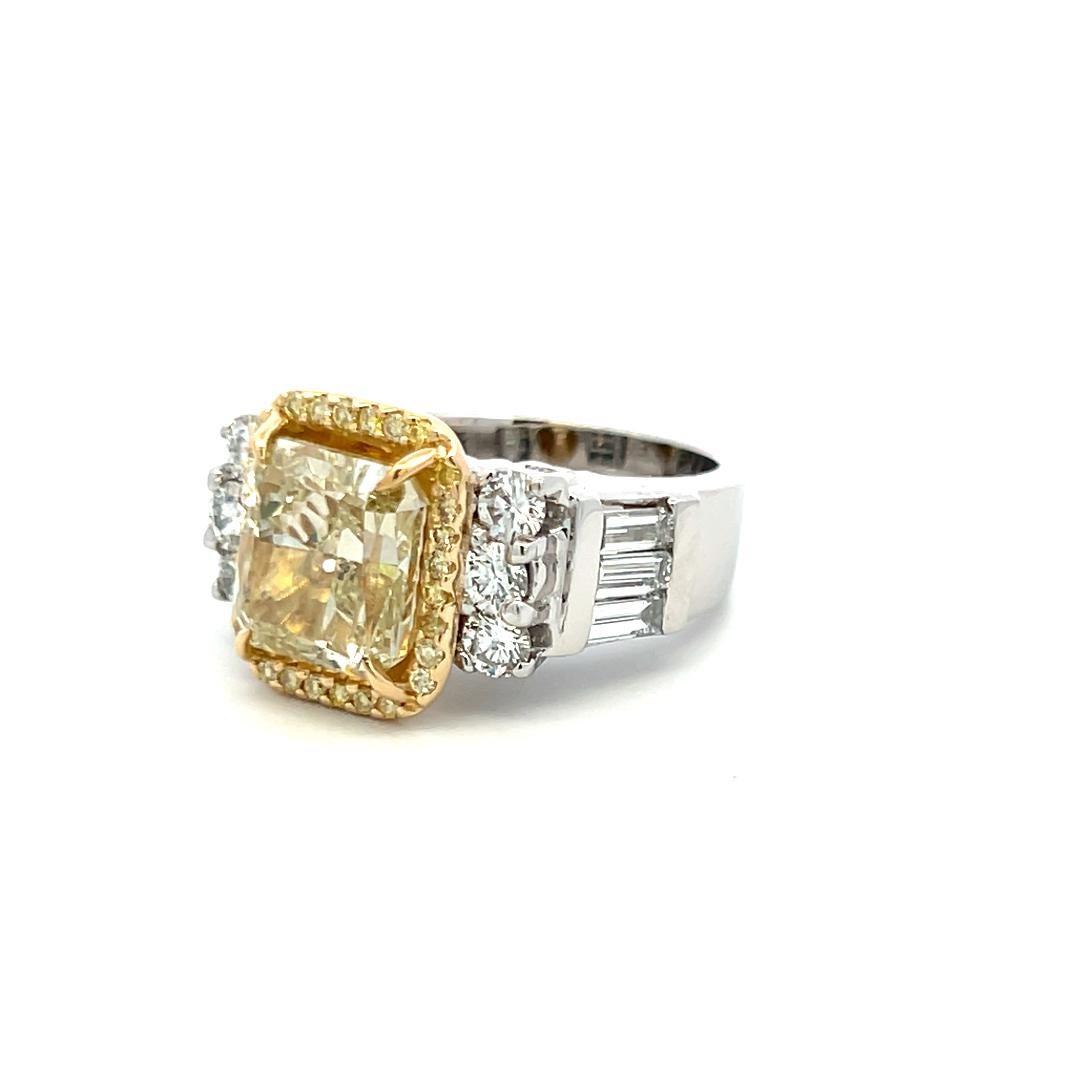 Anello di fidanzamento con diamante rotondo e baguette da 8,30 carati a taglio radiante in Gld-Plat 18 carati in vendita 1