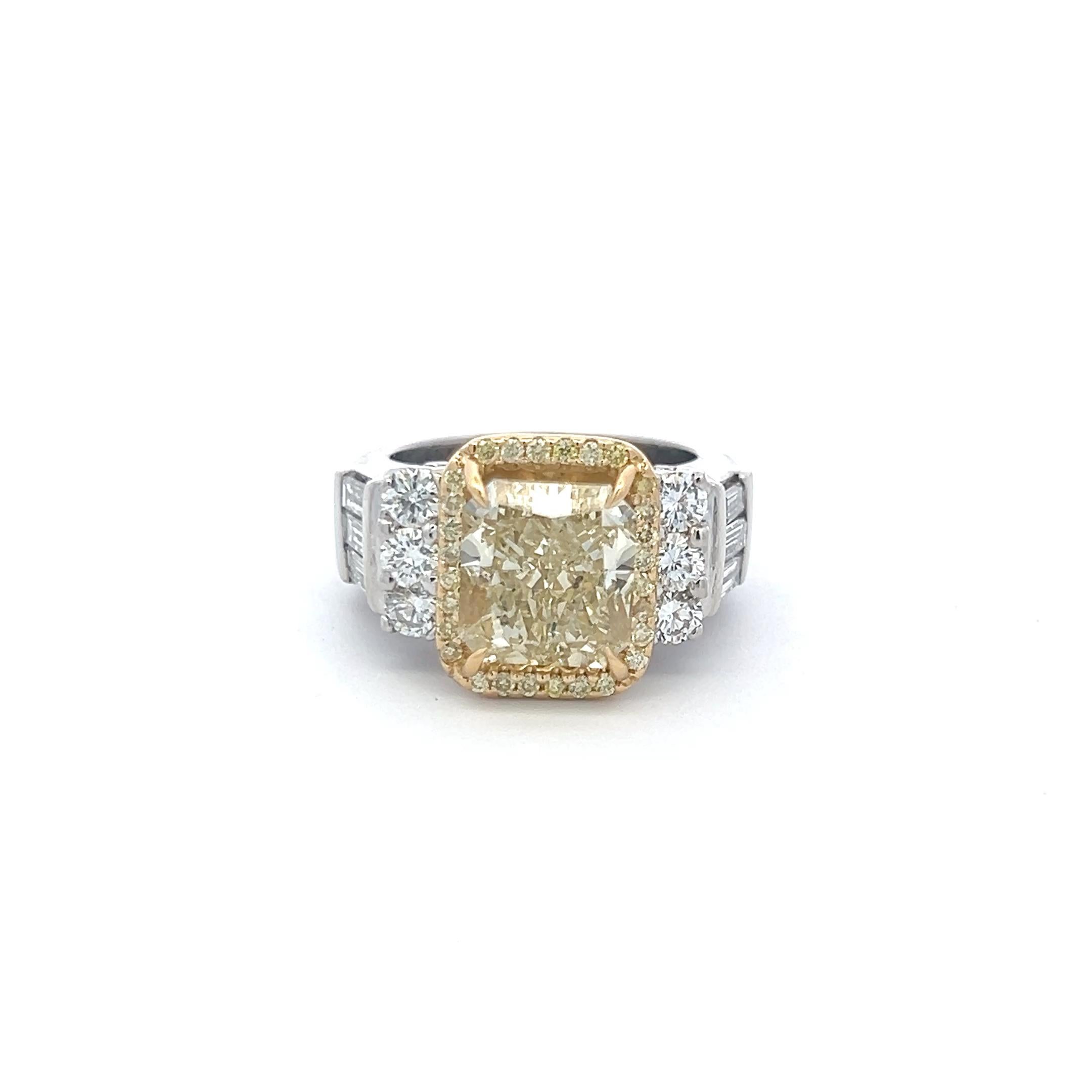 Anello di fidanzamento con diamante rotondo e baguette da 8,30 carati a taglio radiante in Gld-Plat 18 carati in vendita 4