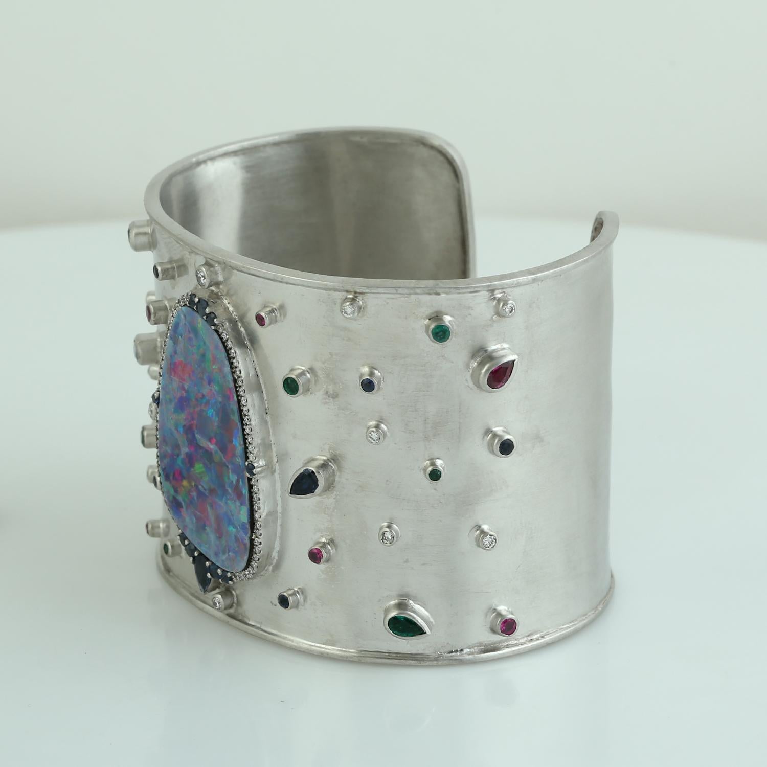 Art déco Manchette montée sur opale australienne de 8,30 carats, rehaussée de diamants et de plusieurs pierres précieuses en vente
