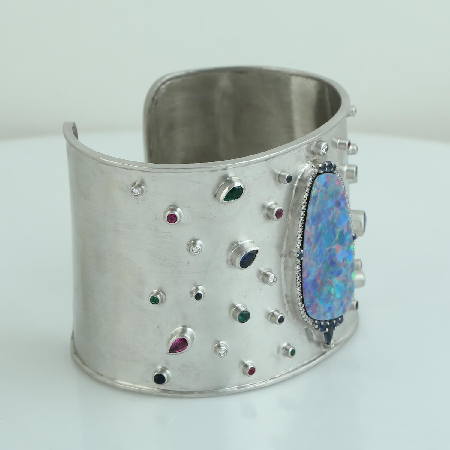 Taille mixte Manchette montée sur opale australienne de 8,30 carats, rehaussée de diamants et de plusieurs pierres précieuses en vente