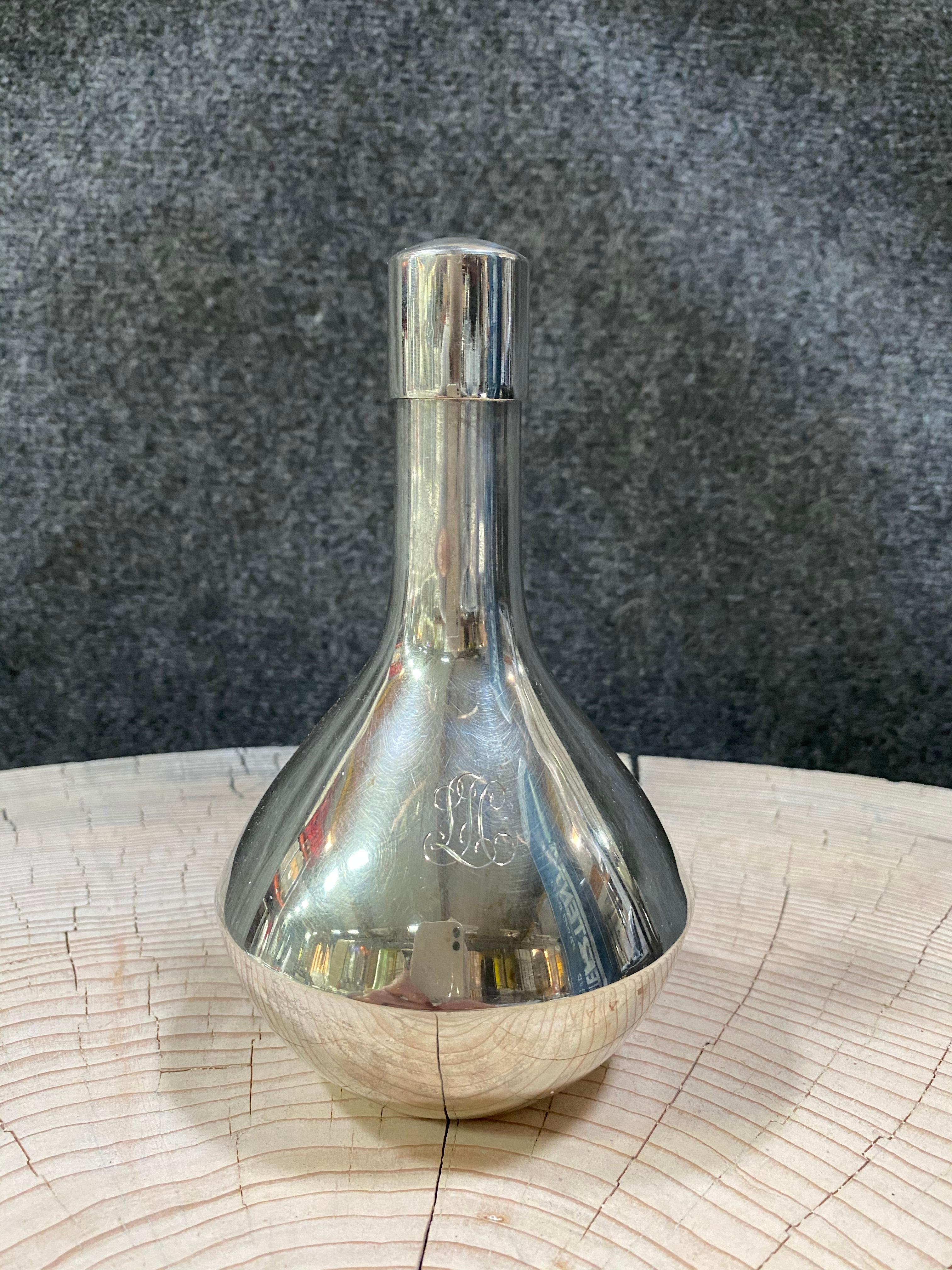 830 Silver Turku Finland Auran Kultaseppä Vodka Set
Silver proof 830  decanter made 1990 and 6 mugs. 830 silver made 1978
Auran Kultaseppä Turku Finland
Author Aura goldsmith Turku Finland.
Monogram engraving on the bottle and at the bottom of the