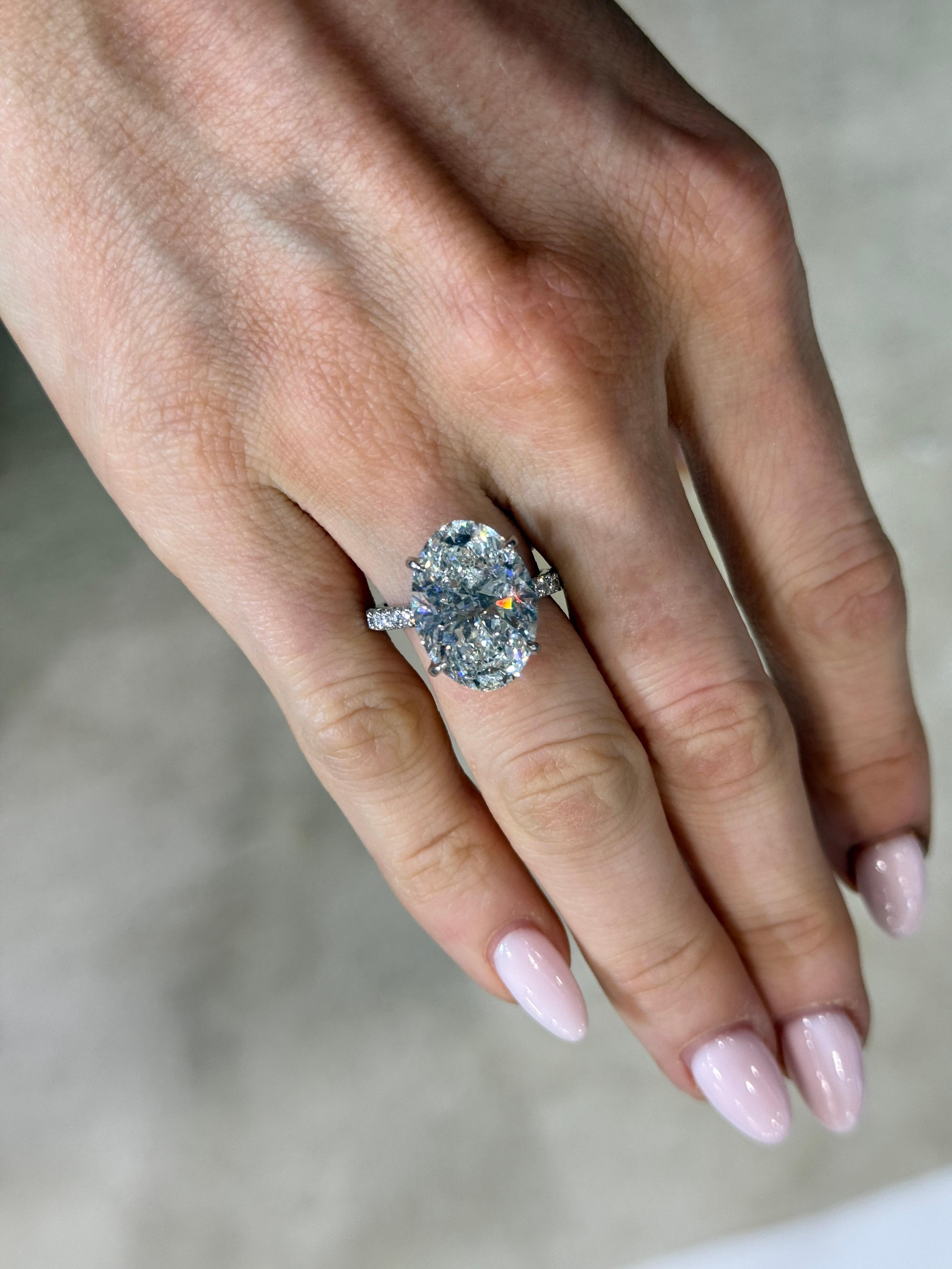 Une extraordinaire bague de fiançailles en diamant Brilliante ovale de 8,30ct, mettant en valeur l'élégance audacieuse d'un diamant de couleur D et de pureté SI1. Ses proportions impressionnantes et sa bande pavée finie à la main en font une