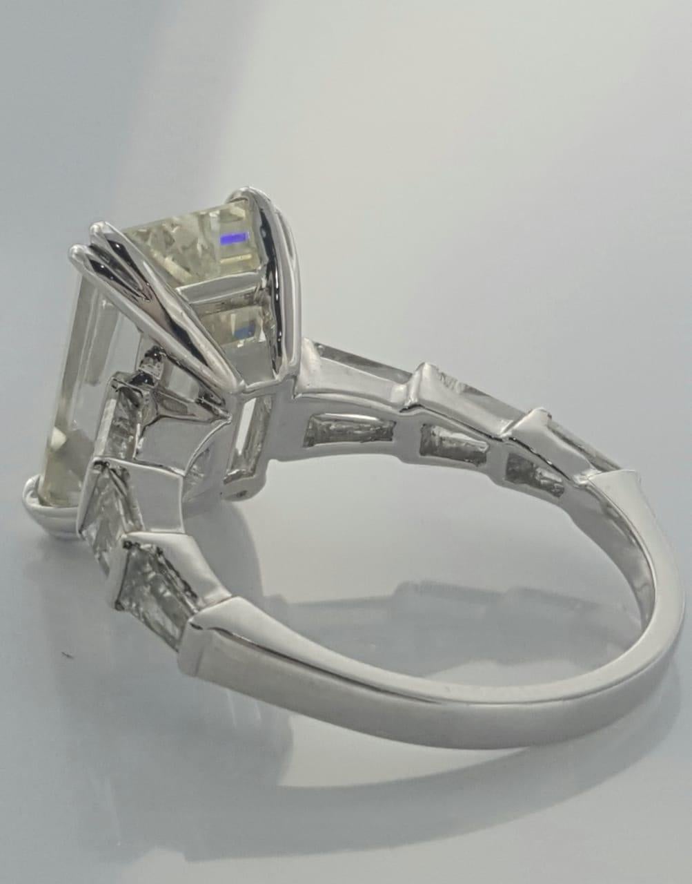 8,31 Karat Smaragdschliff Weißer Diamant und Baguette-Ring aus 18 Karat Gold.  (Zeitgenössisch) im Angebot