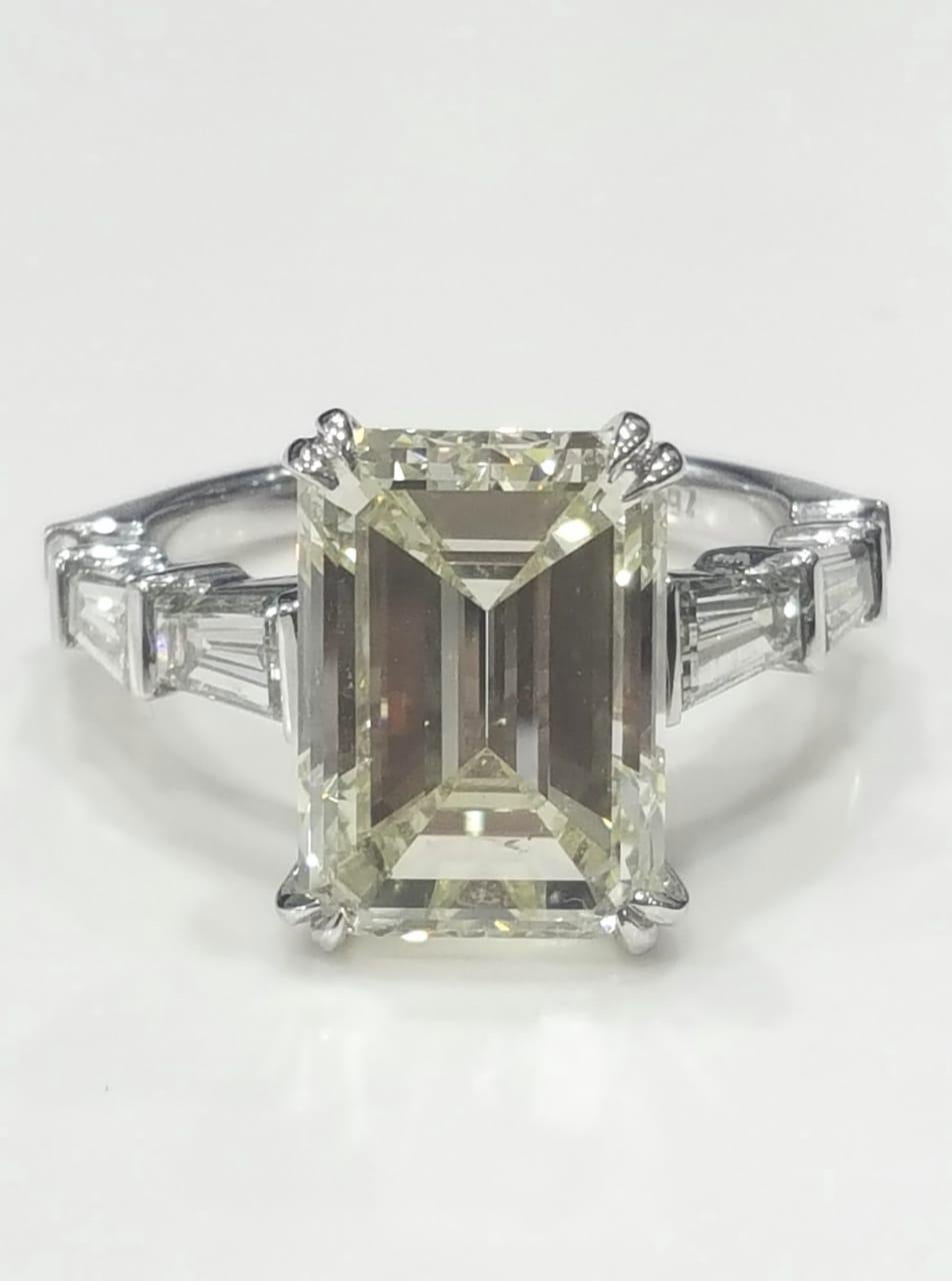 8,31 Karat Smaragdschliff Weißer Diamant und Baguette-Ring aus 18 Karat Gold.  im Zustand „Neu“ im Angebot in New York, NY