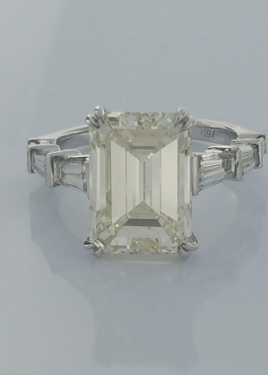 8,31 Karat Smaragdschliff Weißer Diamant und Baguette-Ring aus 18 Karat Gold.  für Damen oder Herren im Angebot