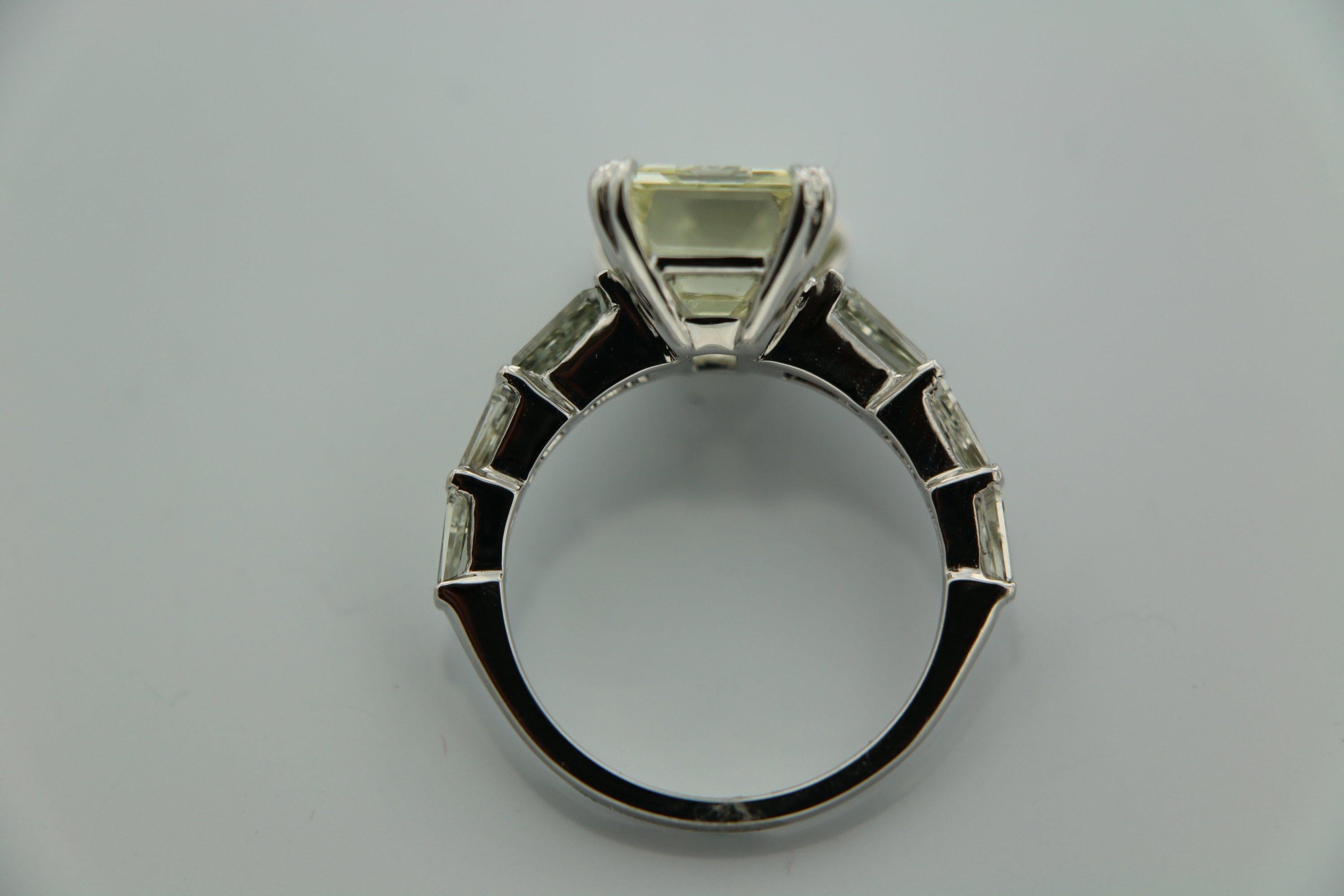 8.31 Carat Emerald cut White Diamond And Baguette Ring In 18K Gold.  In New Condition For Sale In New York, NY