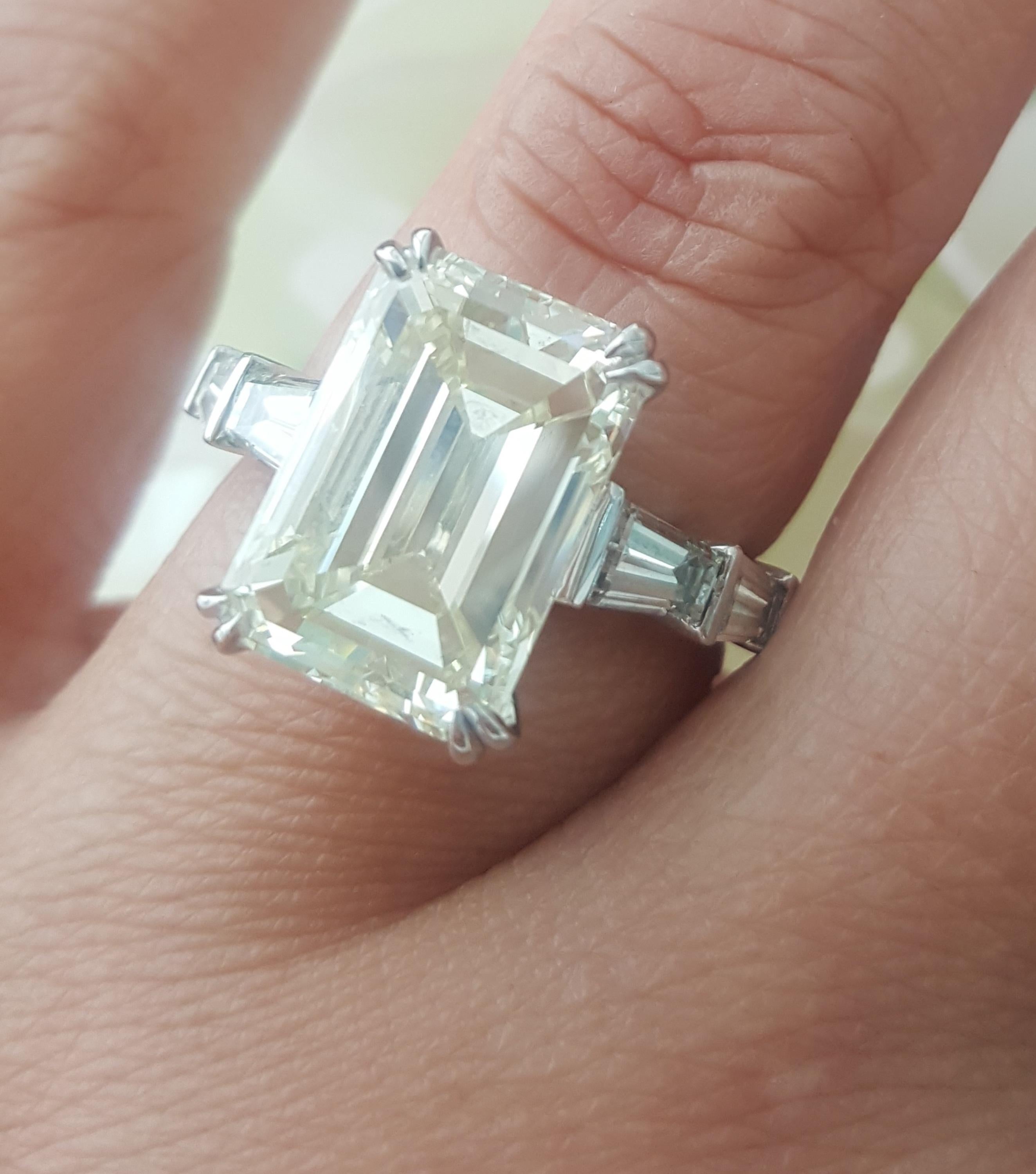 Women's or Men's 8.31 Carat Emerald cut White Diamond And Baguette Ring In 18K Gold.  For Sale