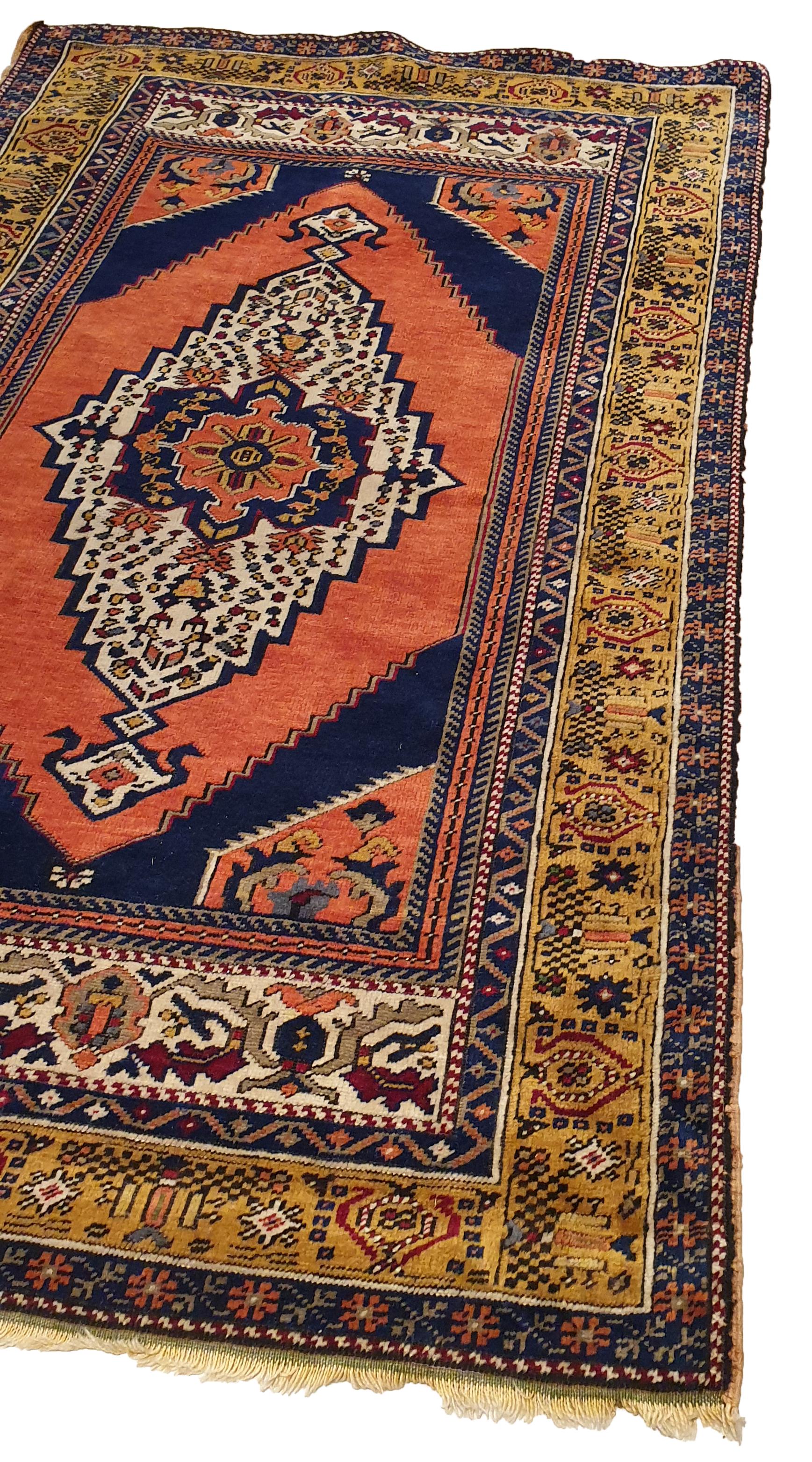 831 - very beautiful mid-20th century Turkish carpet with a nice geometric design and beautiful colors with red, blue and green, completely hand-knotted with wool velor on a wool foundation.