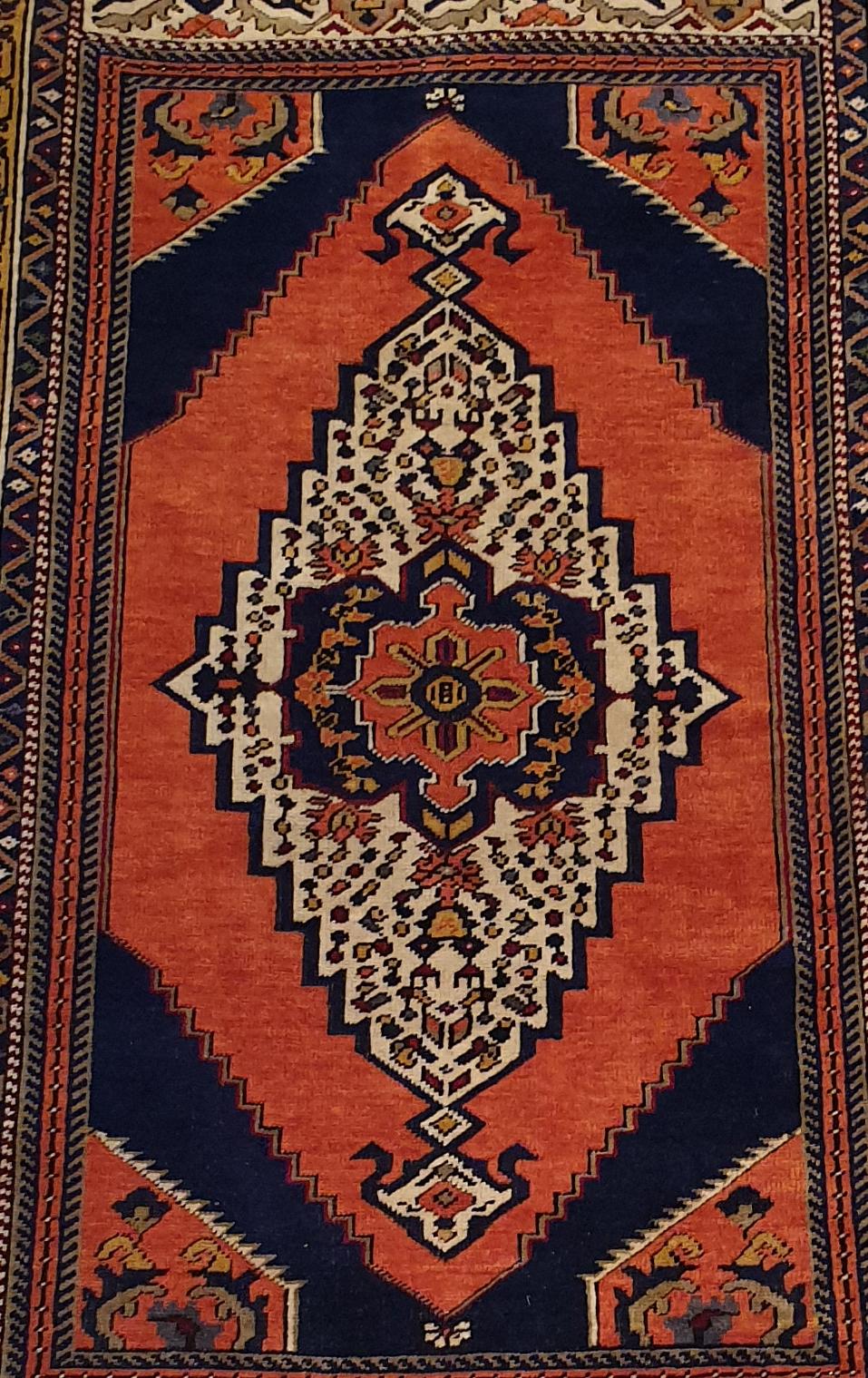 831 - Very Beautiful Mid-20th Century Turkish Carpet In Excellent Condition For Sale In Paris, FR