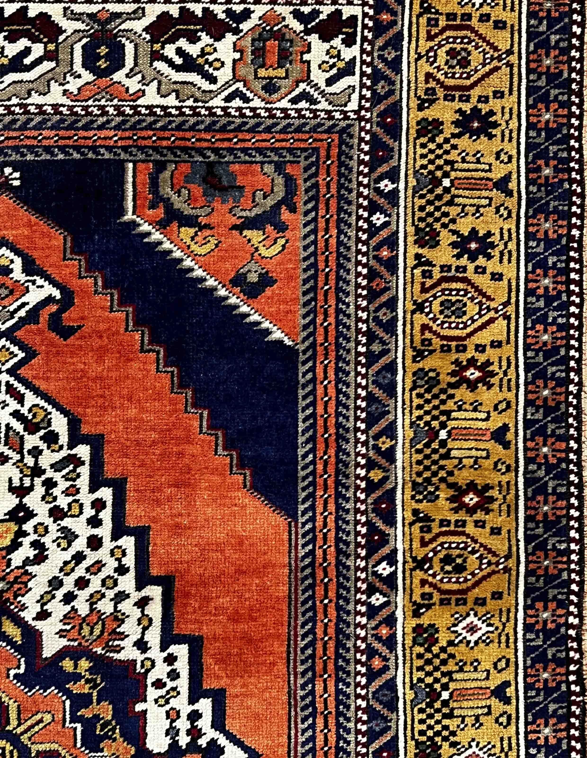 831 - Sehr schöner türkischer Teppich aus der Mitte des 20. Jahrhunderts (Wolle) im Angebot