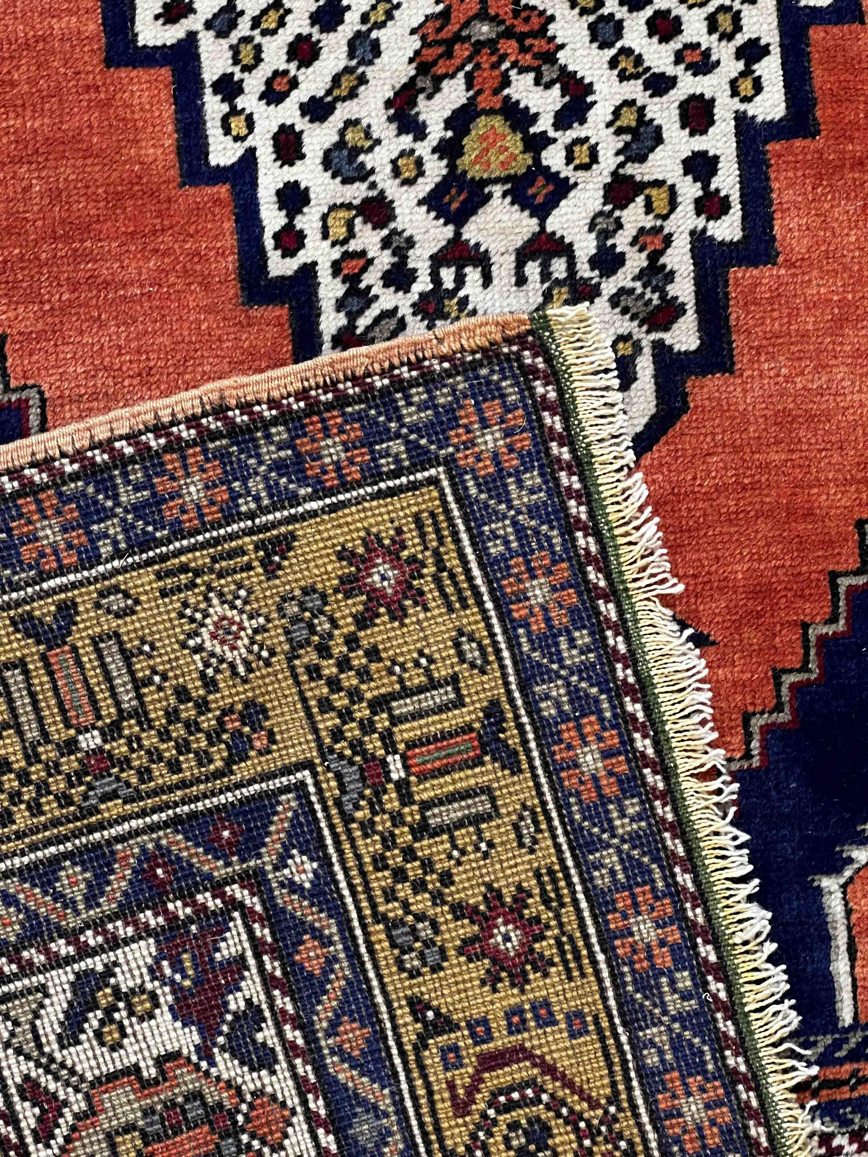 831 - Sehr schöner türkischer Teppich aus der Mitte des 20. Jahrhunderts im Angebot 1