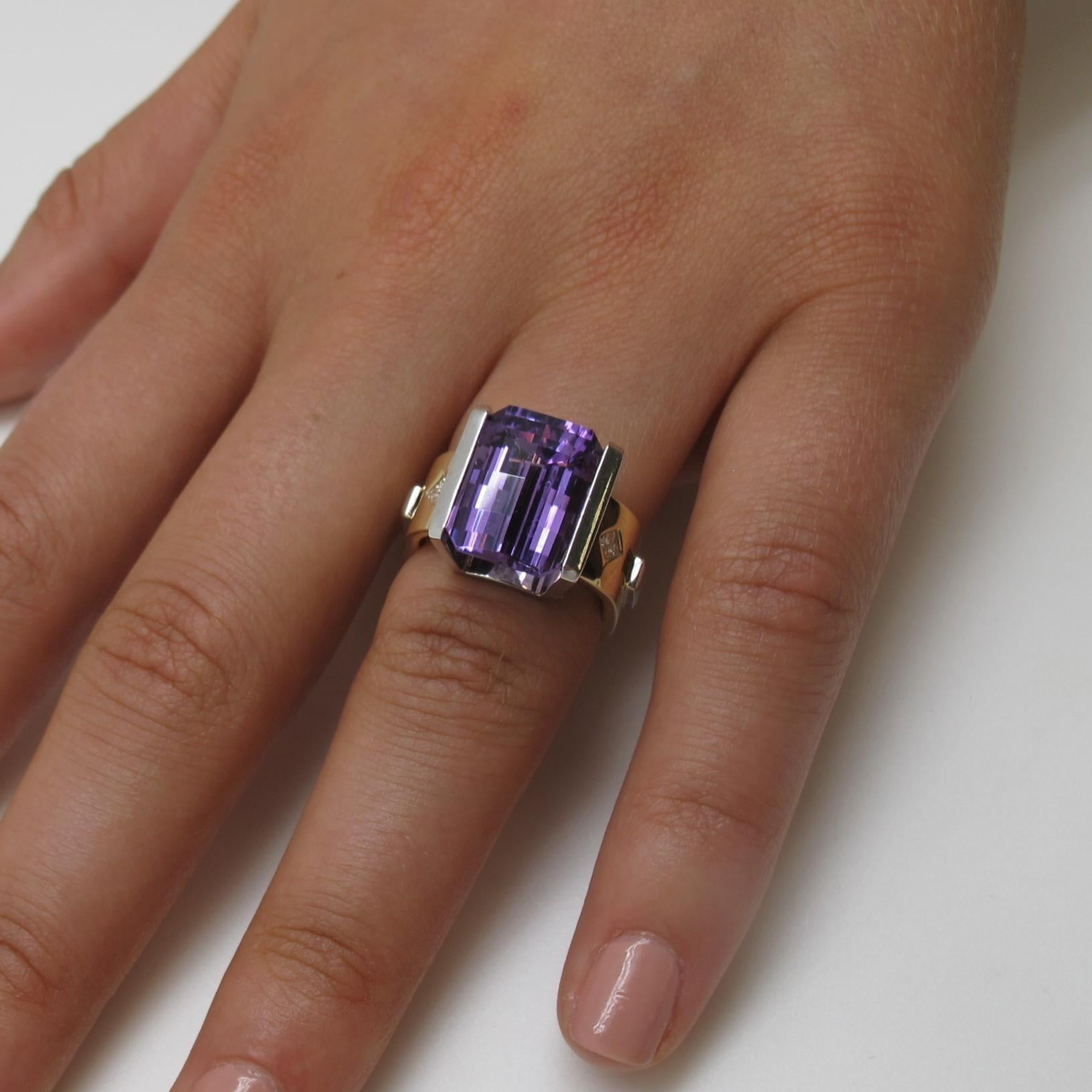 8.33 Carat Amethyst and 0.16 Carat Diamonds 18 Karat Yellow White Gold Ring In New Condition In Los Angeles, CA