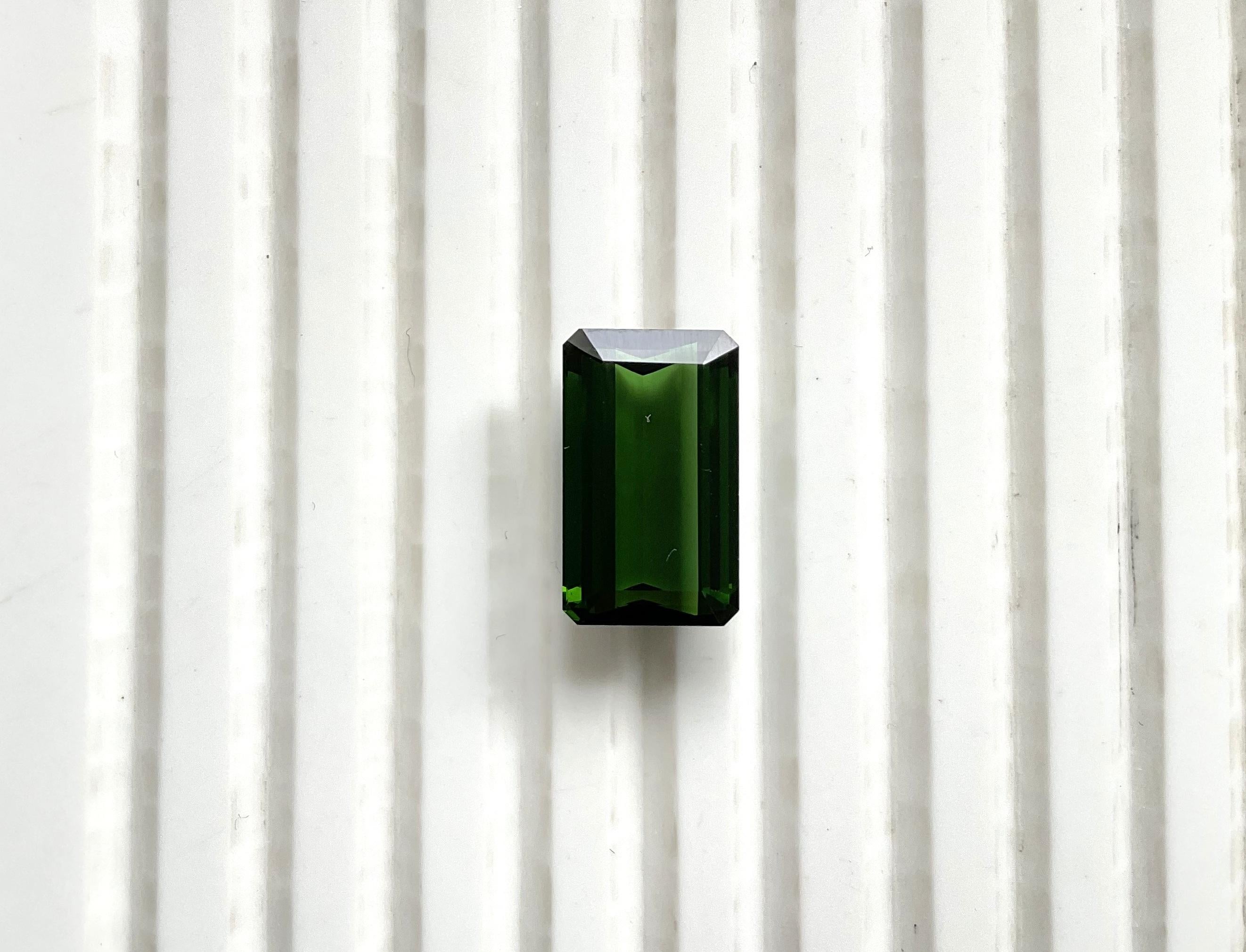 Pierre naturelle de 8.33 carats, tourmaline verte octogonale taillée à facettes de qualité supérieure

Pierre précieuse - Tourmaline
Poids - 8,33 carats
Forme - Octogone
Taille -  15x6x9 MM
Pièces - 1