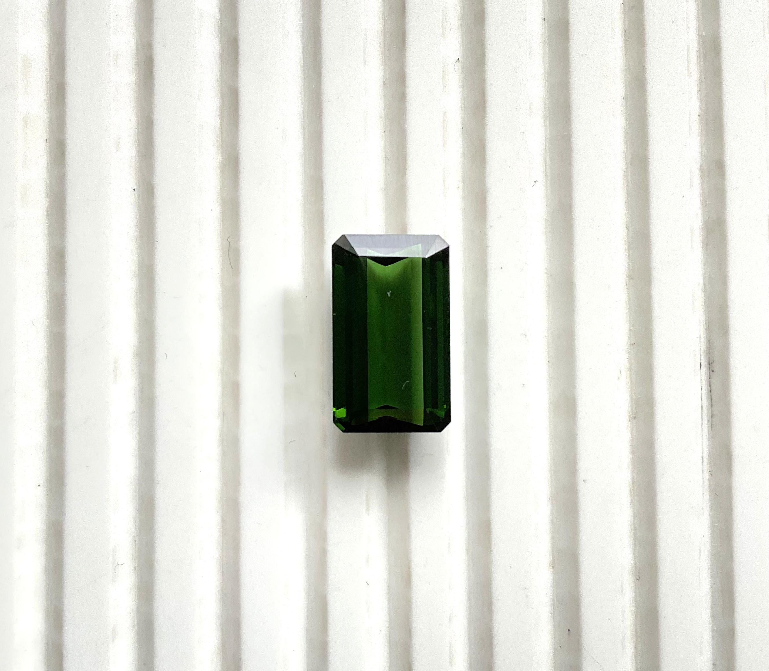Art déco Pierre naturelle de 8.33 carats, tourmaline verte octogonale taillée à facettes de qualité supérieure en vente