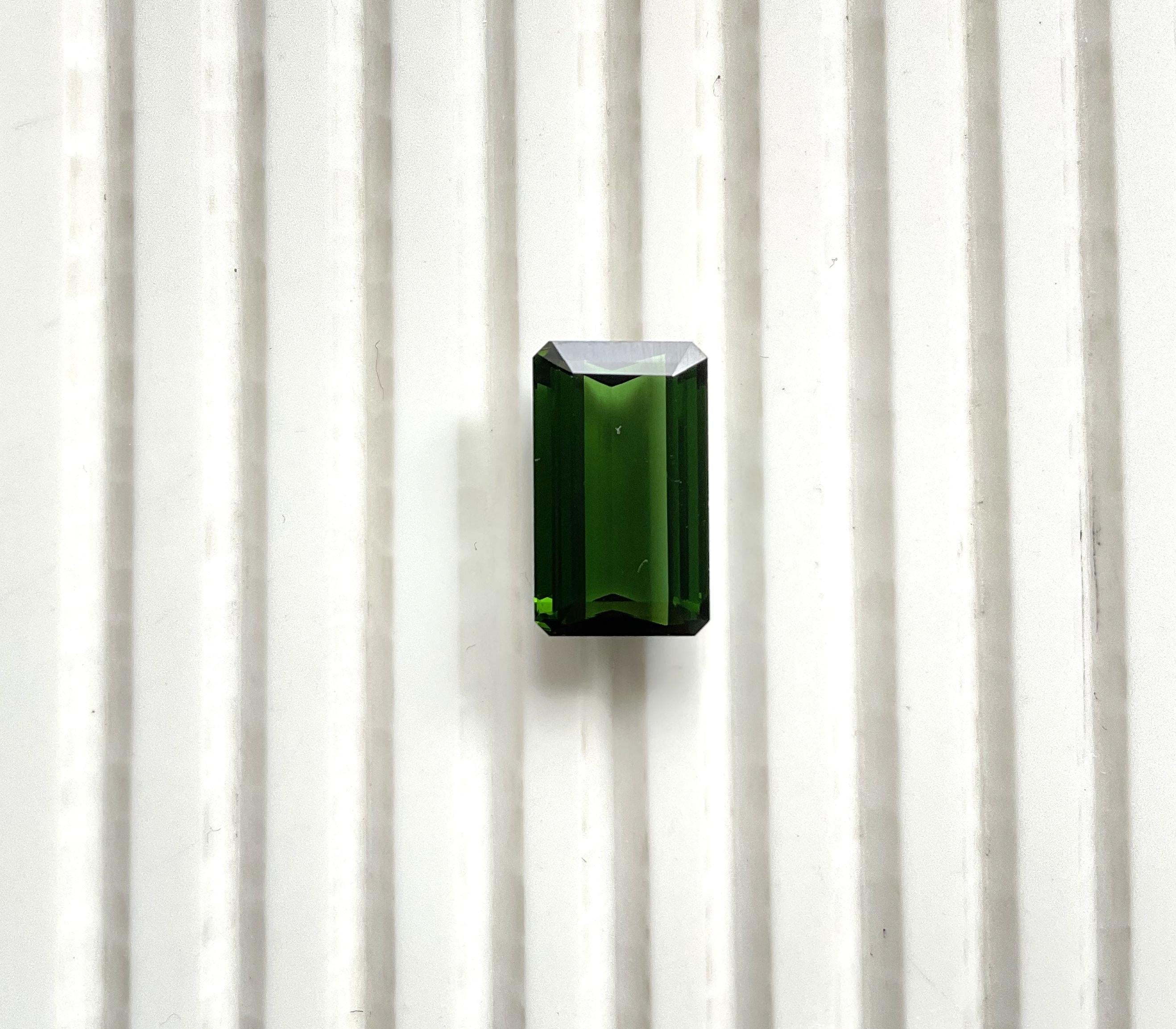 Taille octogone Pierre naturelle de 8.33 carats, tourmaline verte octogonale taillée à facettes de qualité supérieure en vente