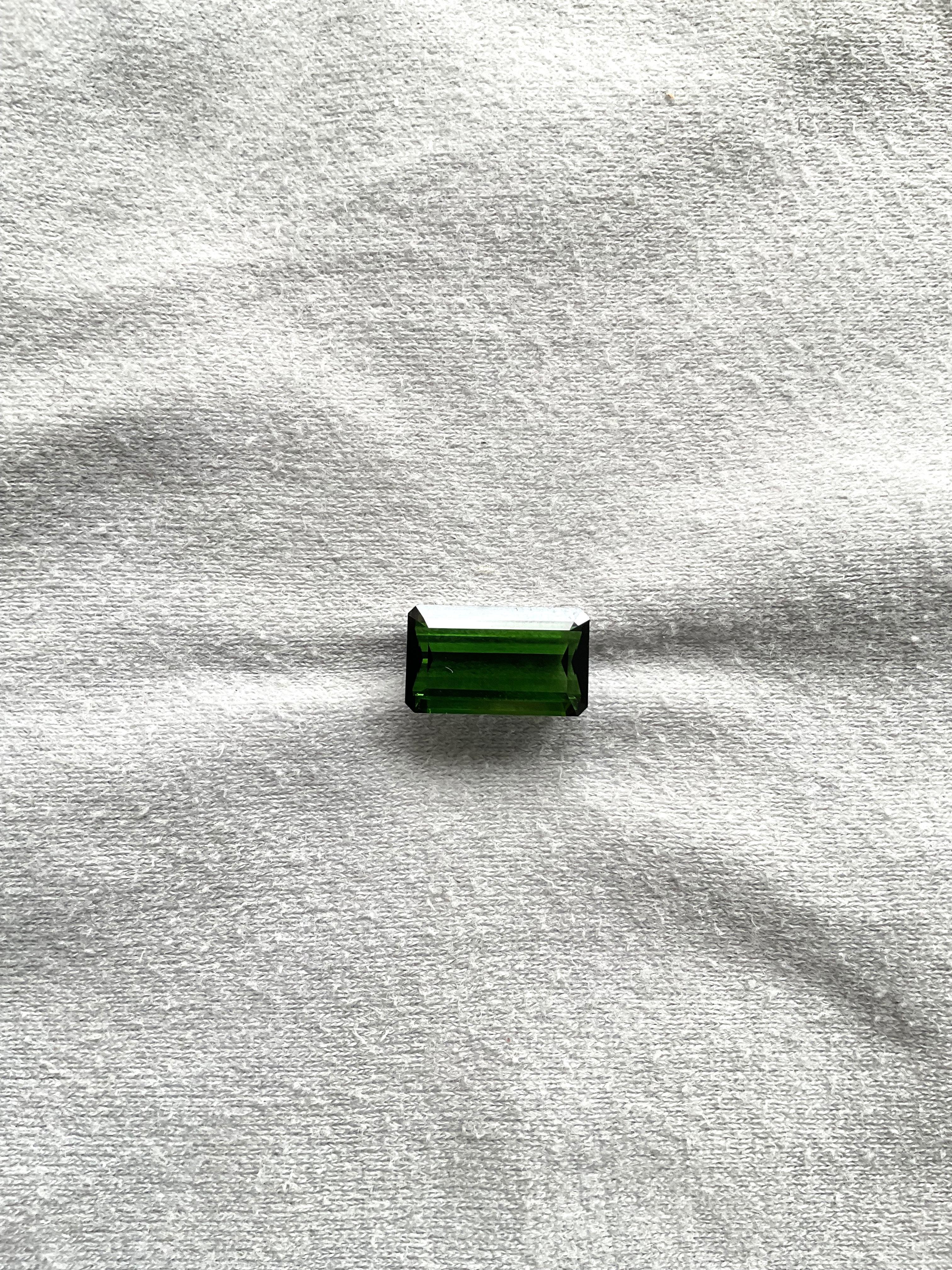 Pierre naturelle de 8.33 carats, tourmaline verte octogonale taillée à facettes de qualité supérieure Unisexe en vente