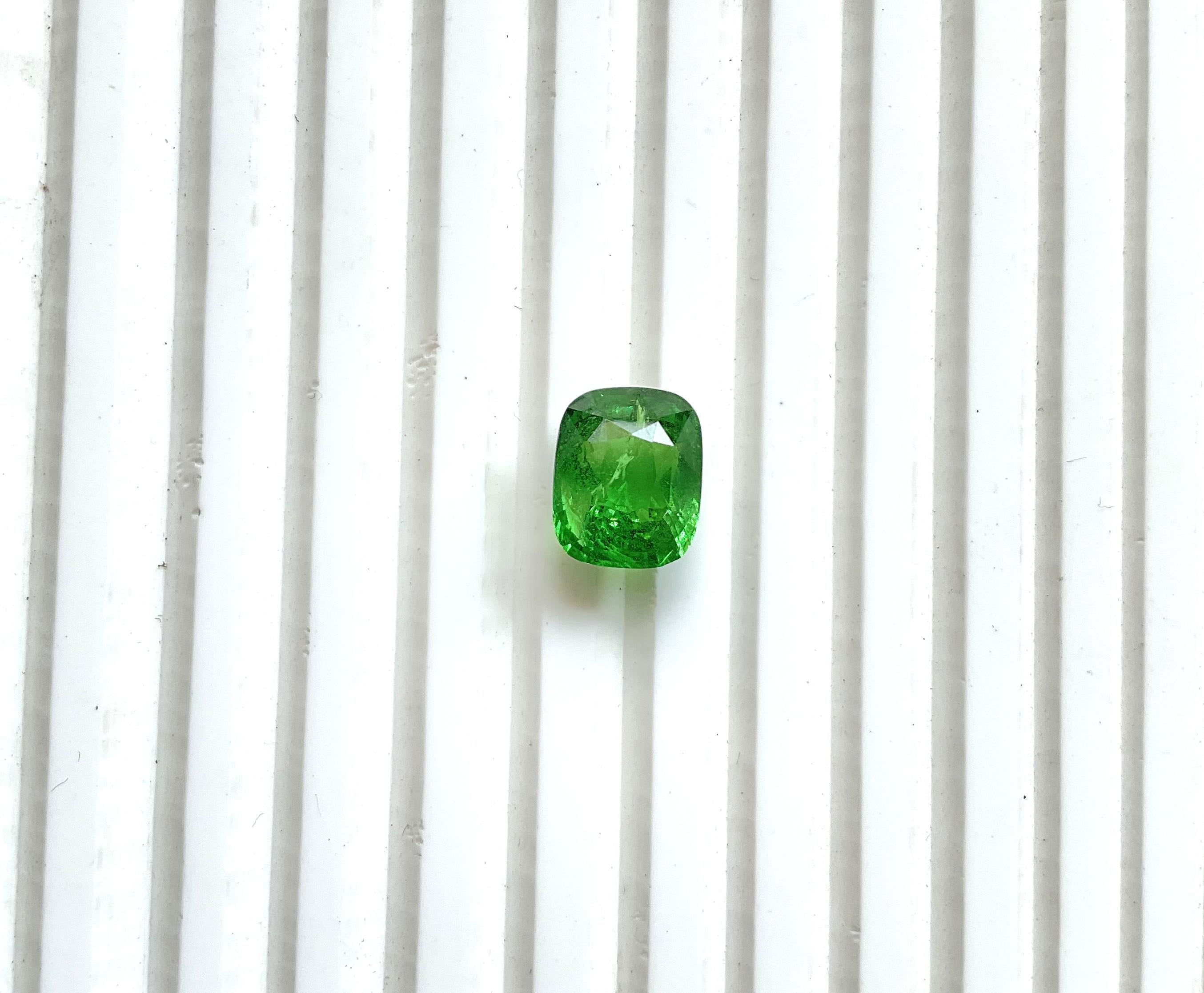 8.33 Carats Top Quality Tanzania Tsavorite Cutstone For Fine jewelry Natural Gem

Gemstone - Tsavorite
Weight -  8.33 Carats
Quantity - 1 Piece
Shape - Cushion
Size - 12x9x8 MM

