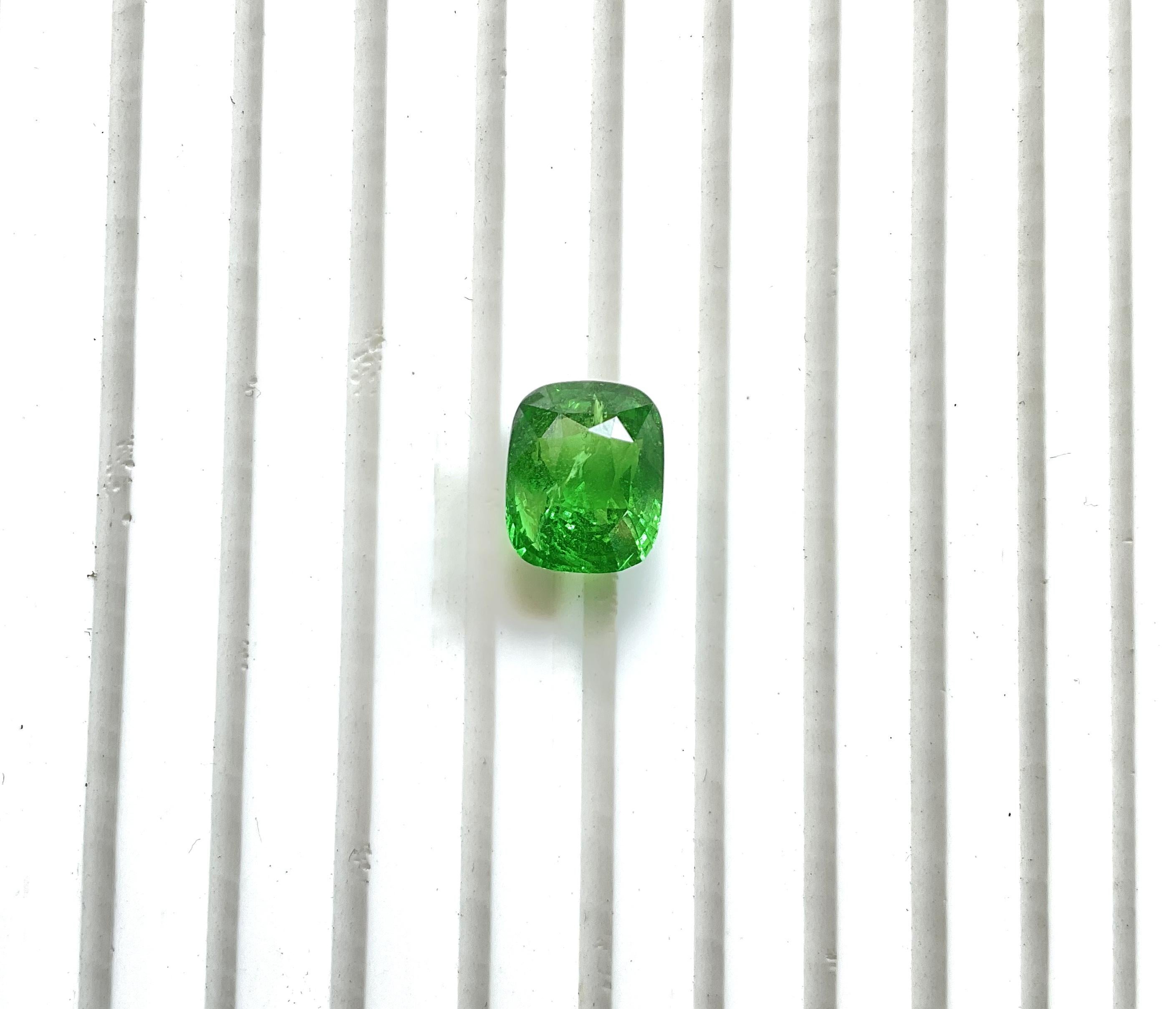 Cushion Cut 8.33 Carats Top Quality Tanzania Tsavorite Cutstone For Fine jewelry Natural Gem For Sale