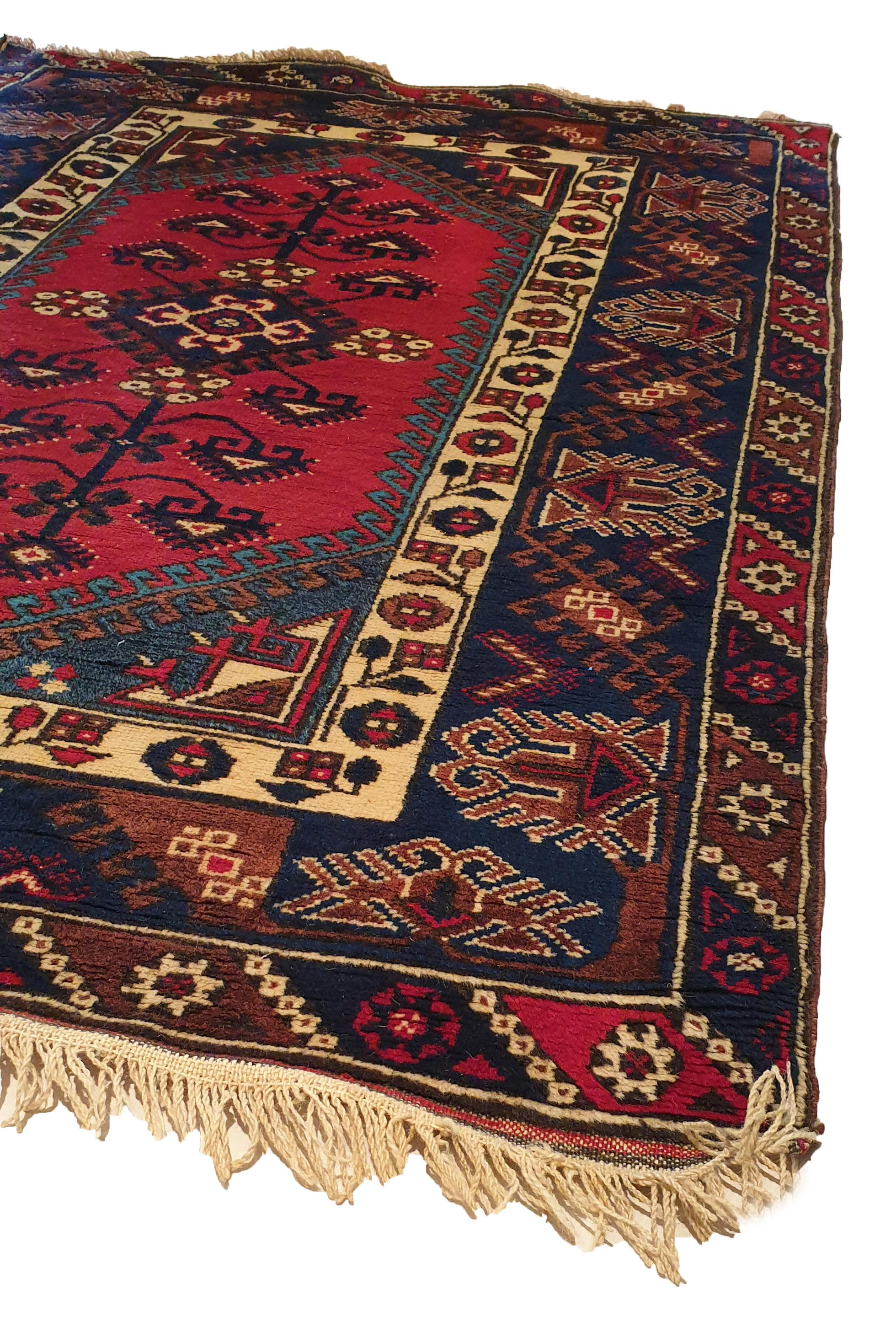 833 - very beautiful mid-20th century Turkish carpet with a nice geometric design and beautiful colors with red, blue and green, completely hand-knotted with wool velor on a wool foundation.