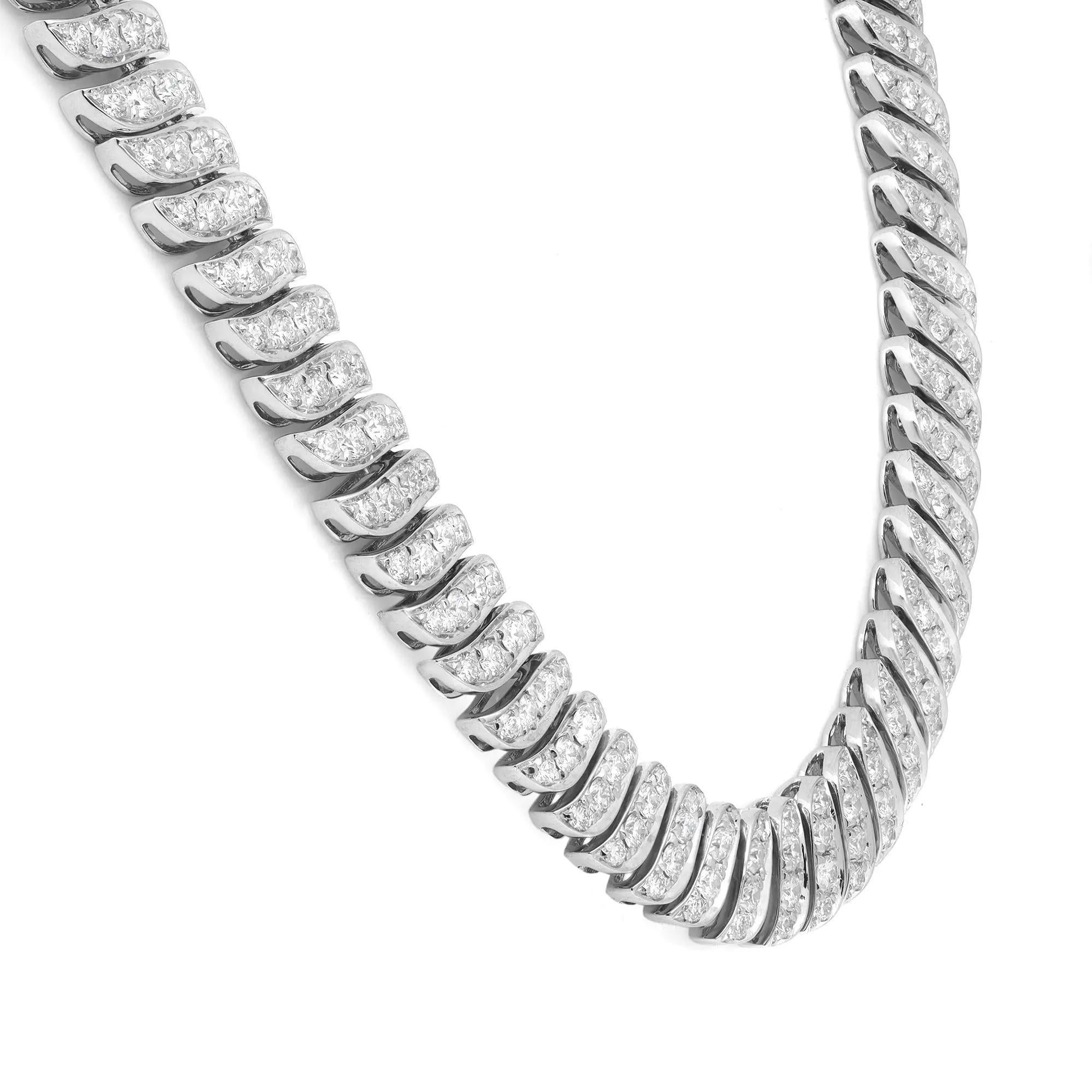 Diese luxuriöse Volldiamanten-Halskette ist mit 520 schimmernden Diamanten im runden Brillantschliff besetzt, die insgesamt 8,33 Karat ergeben. Qualität des Diamanten: Farbe G-H und Reinheit VS-SI. Wunderschön handgefertigt aus 18 Karat Weißgold.