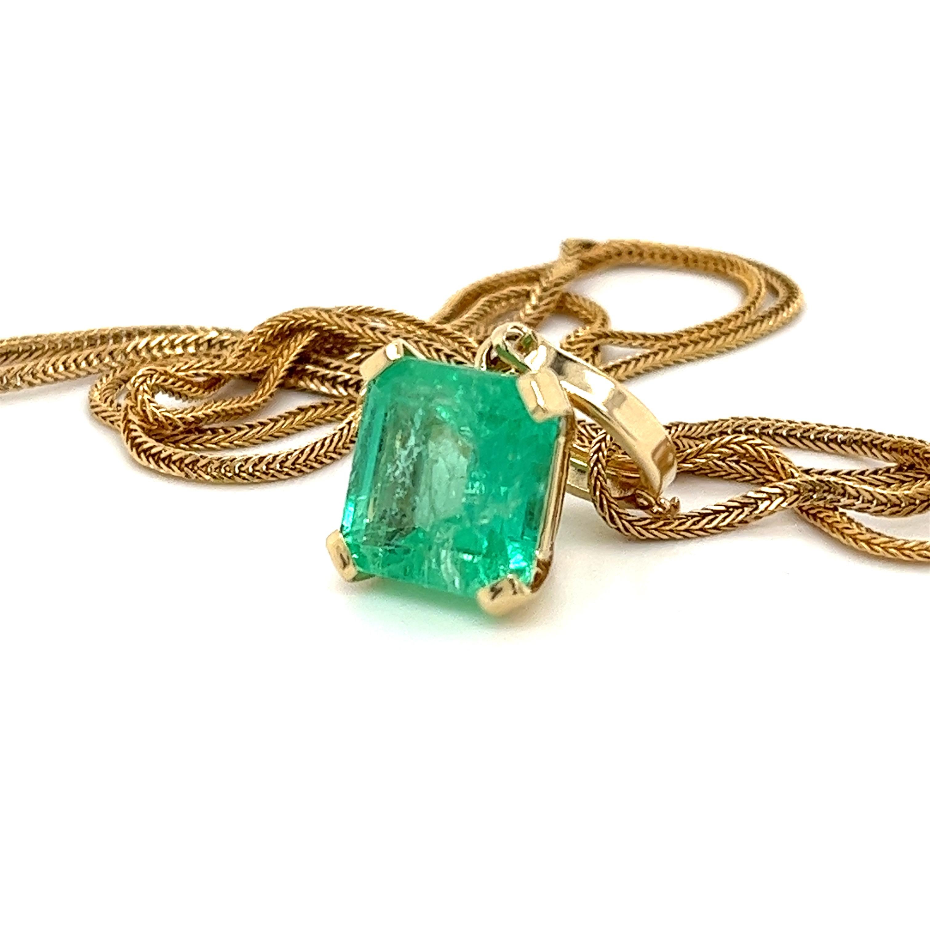8.34 Carat Colombian Emerald Solitaire Pendant Necklace in 14K Gold In New Condition For Sale In Miami, FL