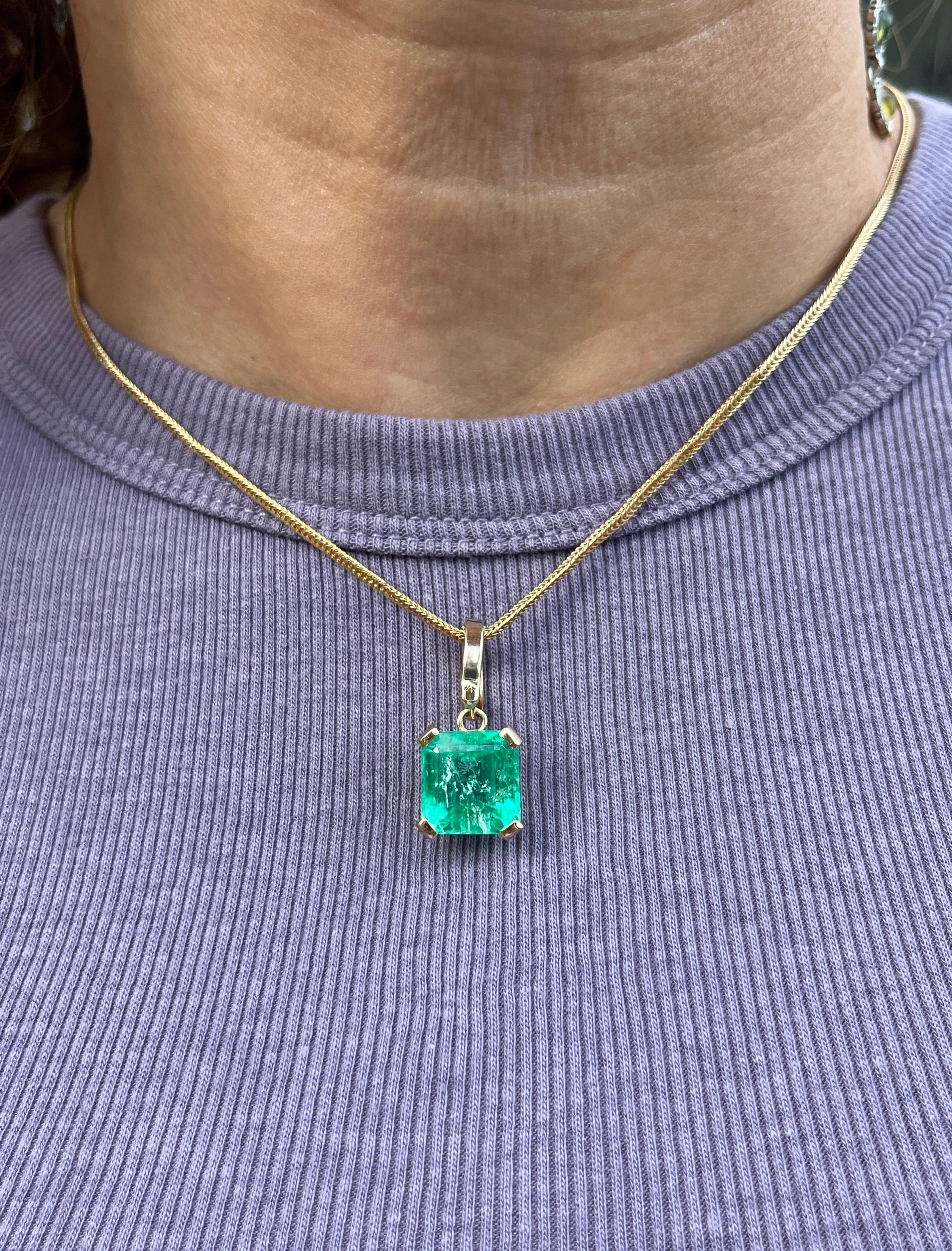 Women's or Men's 8.34 Carat Colombian Emerald Solitaire Pendant Necklace in 14K Gold For Sale
