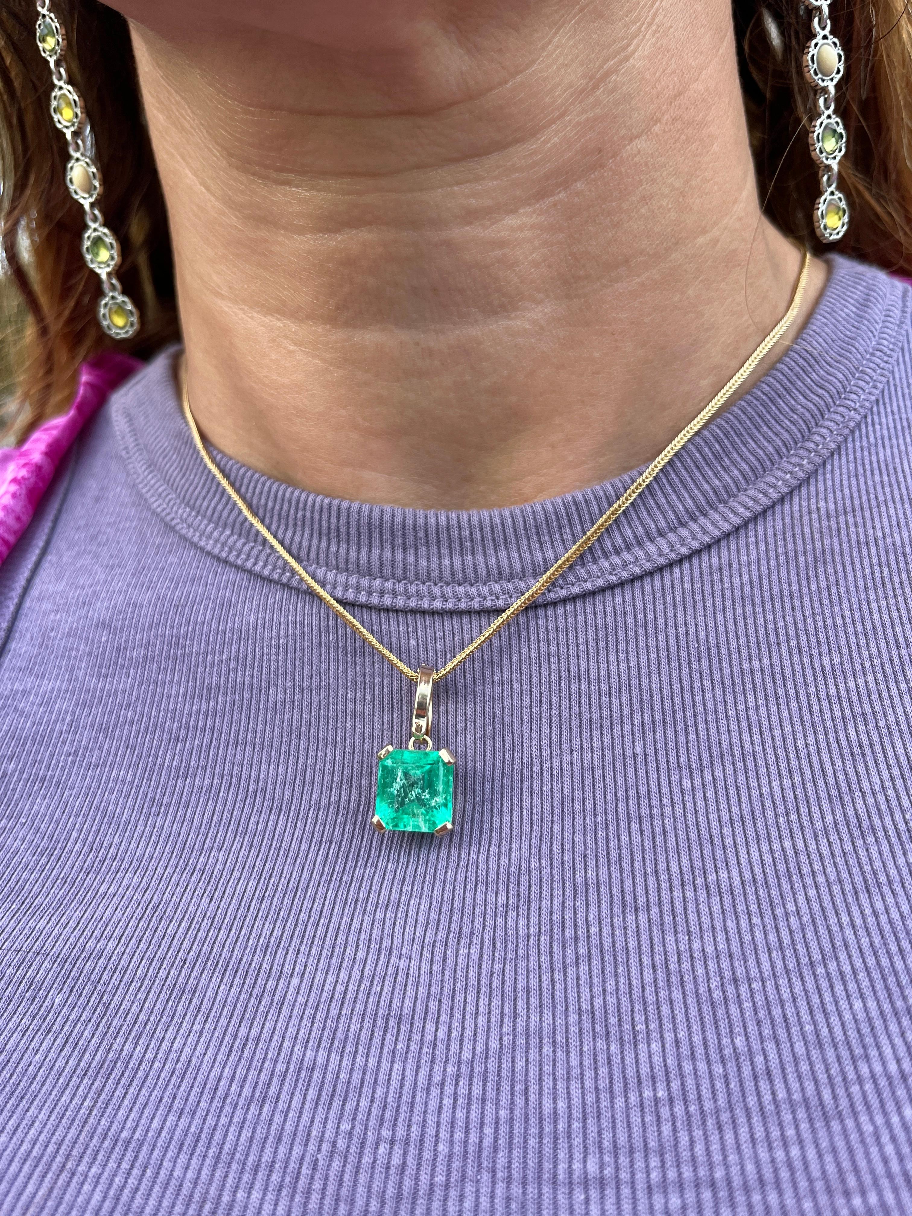 8.34 Carat Colombian Emerald Solitaire Pendant Necklace in 14K Gold For Sale 1