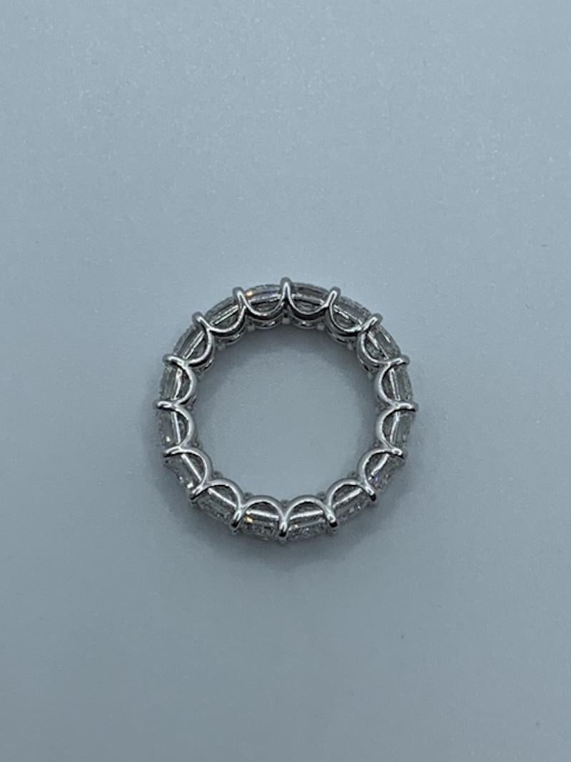 Bracelet éternité classique en diamant taille coussin comportant 17 pierres d'un poids total de 8.34 carats. La moyenne est de 50 points chacun.
Les diamants sont de couleur F-G et de pureté VS.
En platine.
Taille 5.75