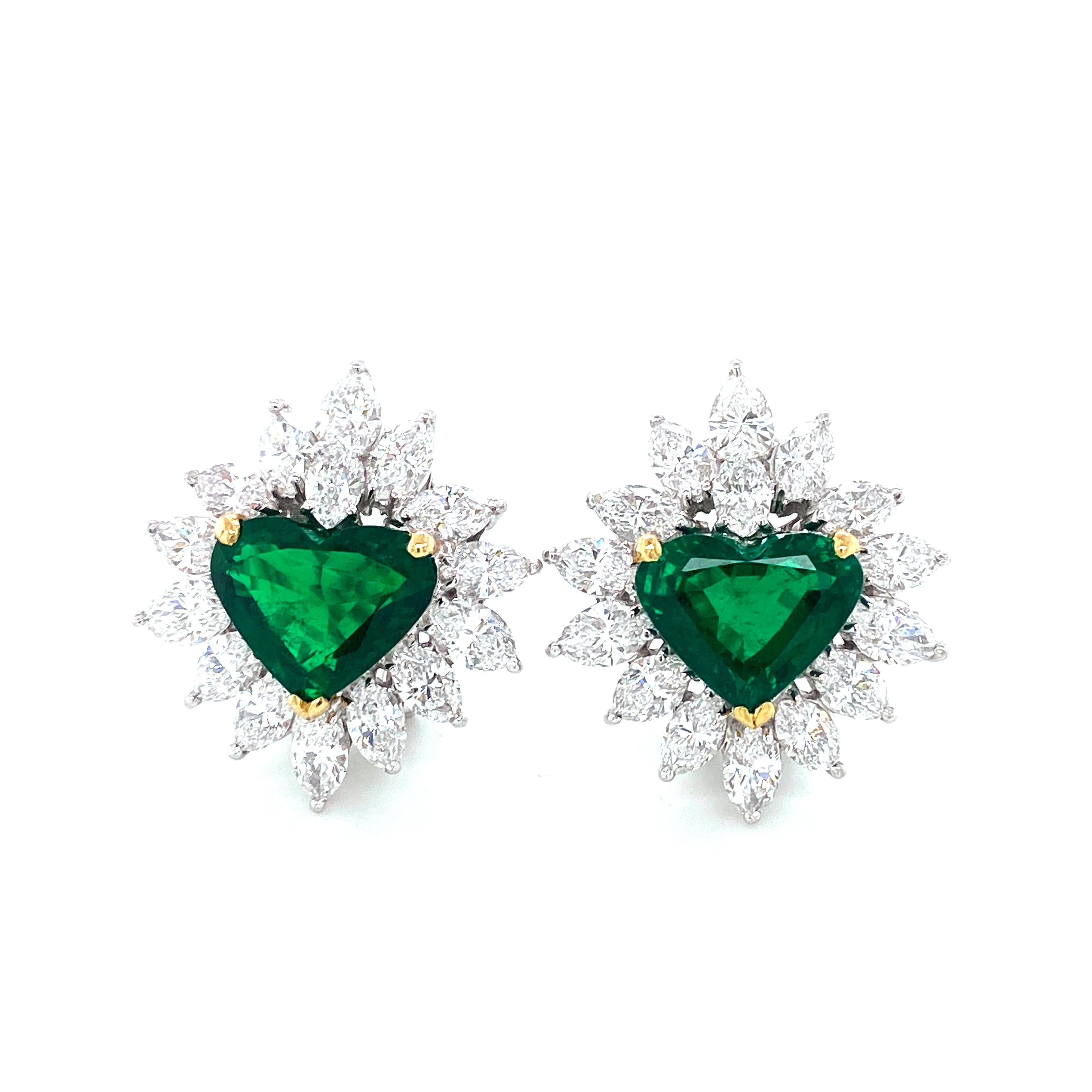 8.34 Karat Gubelin zertifizierte herzförmige Smaragd- und weiße Diamantohrringe:

Ein sehr bedeutender Ohrring mit einem Paar atemberaubender herzförmiger Smaragde von 8,34 Karat mit Gubelin-Laborzertifikat, umgeben von einem Kranz feinster weißer