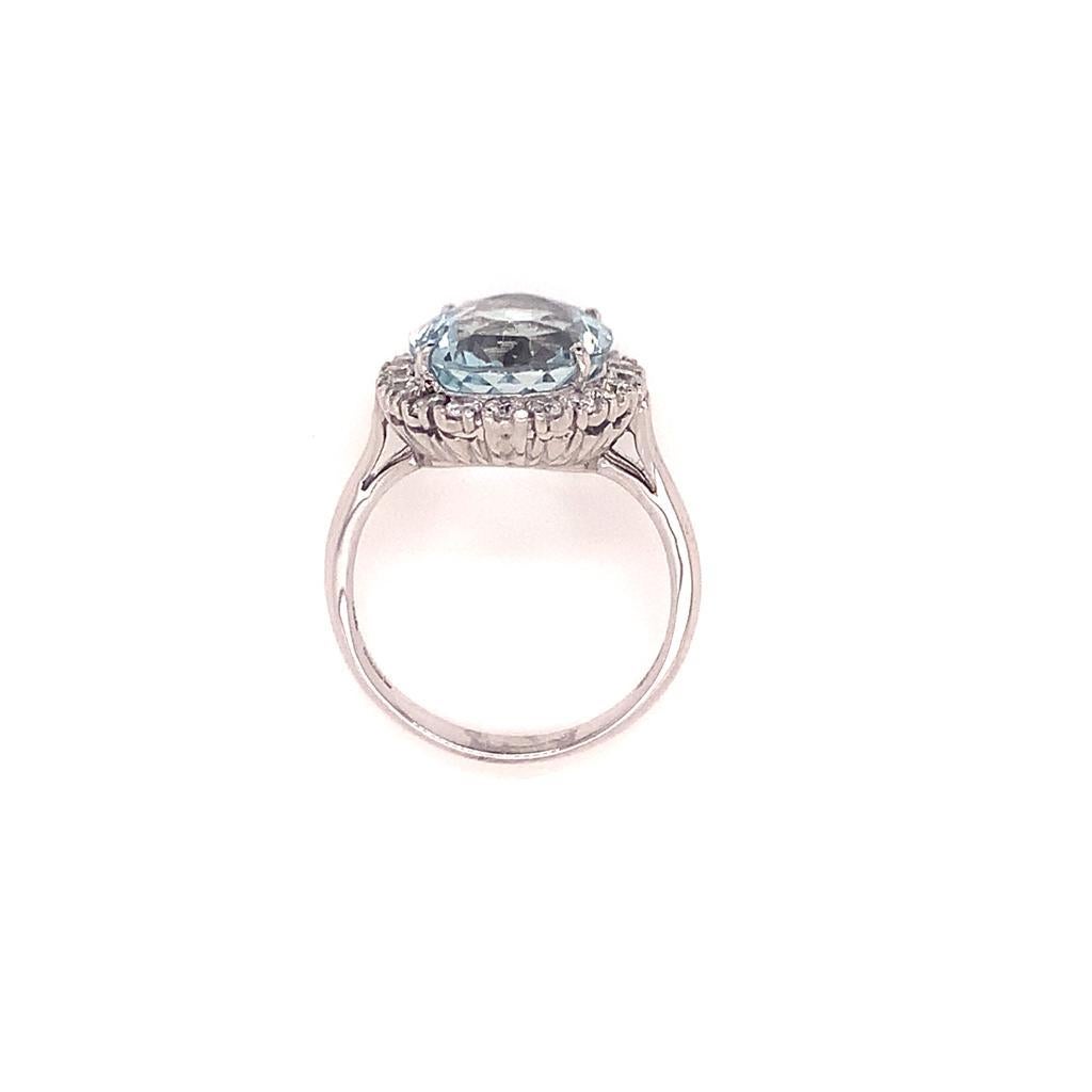 8.34 Carat Oval Cut Aquamarine and Diamond Cluster Ring in 18K White Gold In New Condition For Sale In London, GB
