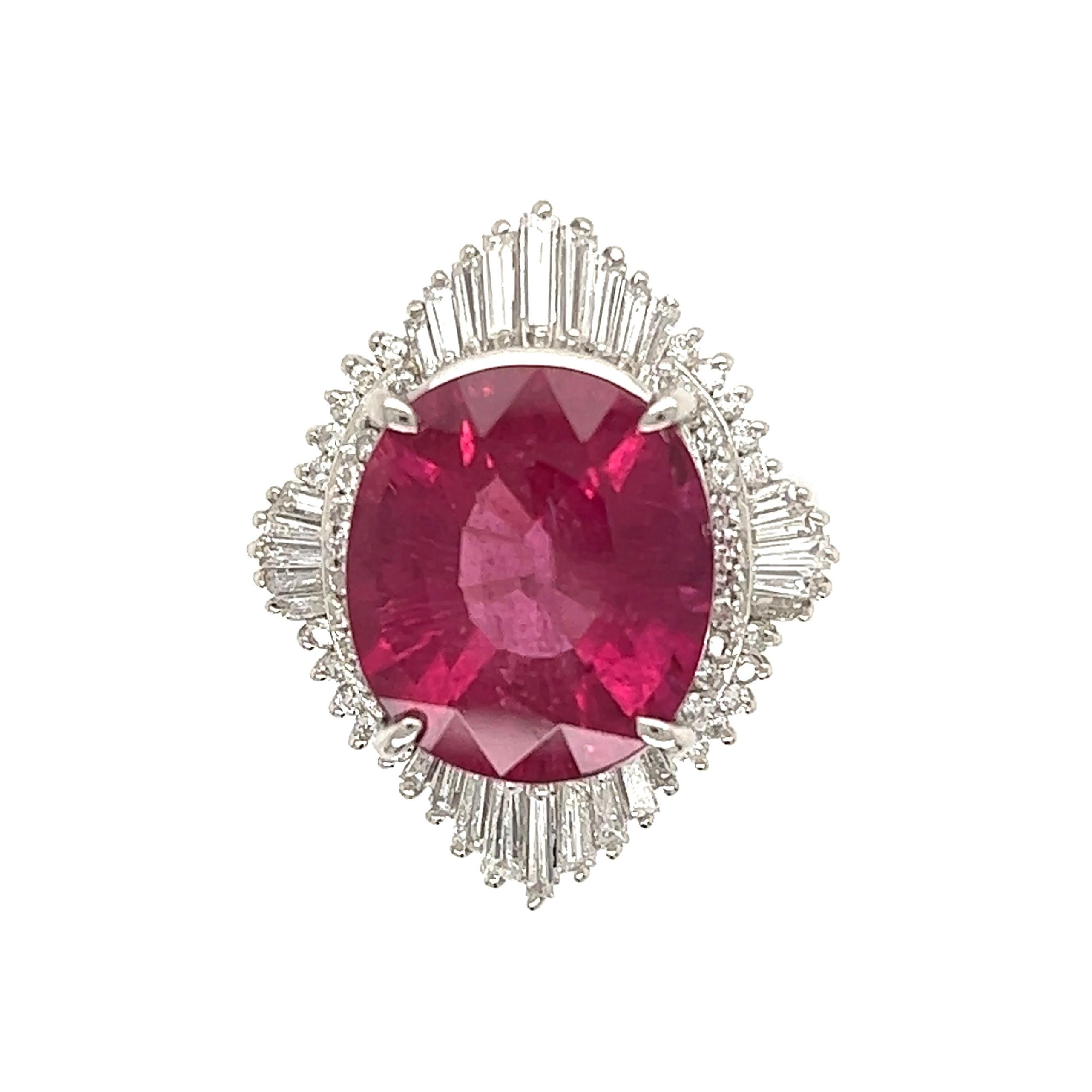 Semplicemente bello! Anello cocktail in rubelite finemente lavorato, con al centro una tormalina di rubelite da 8,34 carati, circondata da diamanti rotondi e a baguette, per un peso di circa 1,01tcw. Montaggio artigianale in platino. Circa.