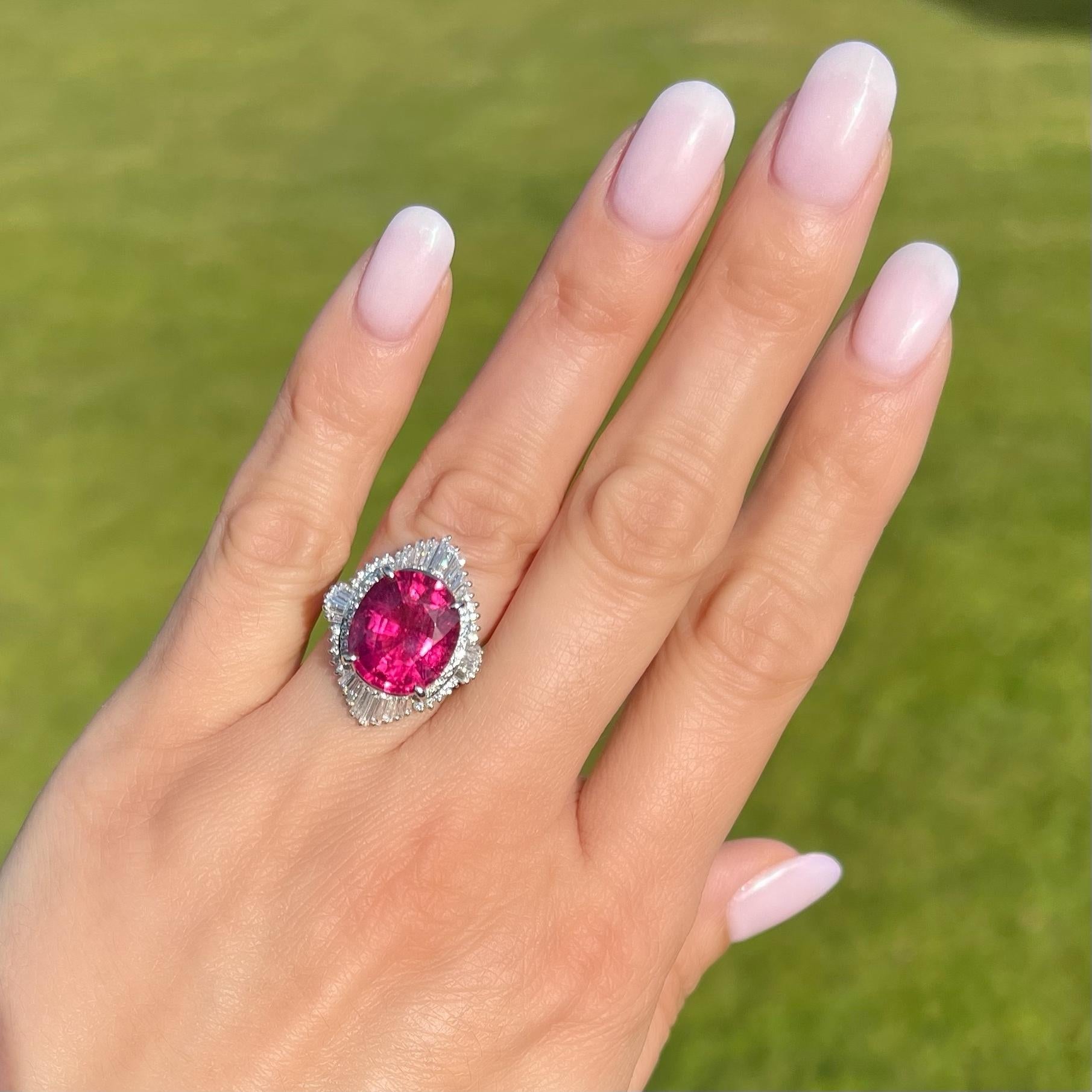 Taglio misto Anello in platino con tormalina rubelite e diamanti da 8.34 carati Estate Jewelry in vendita