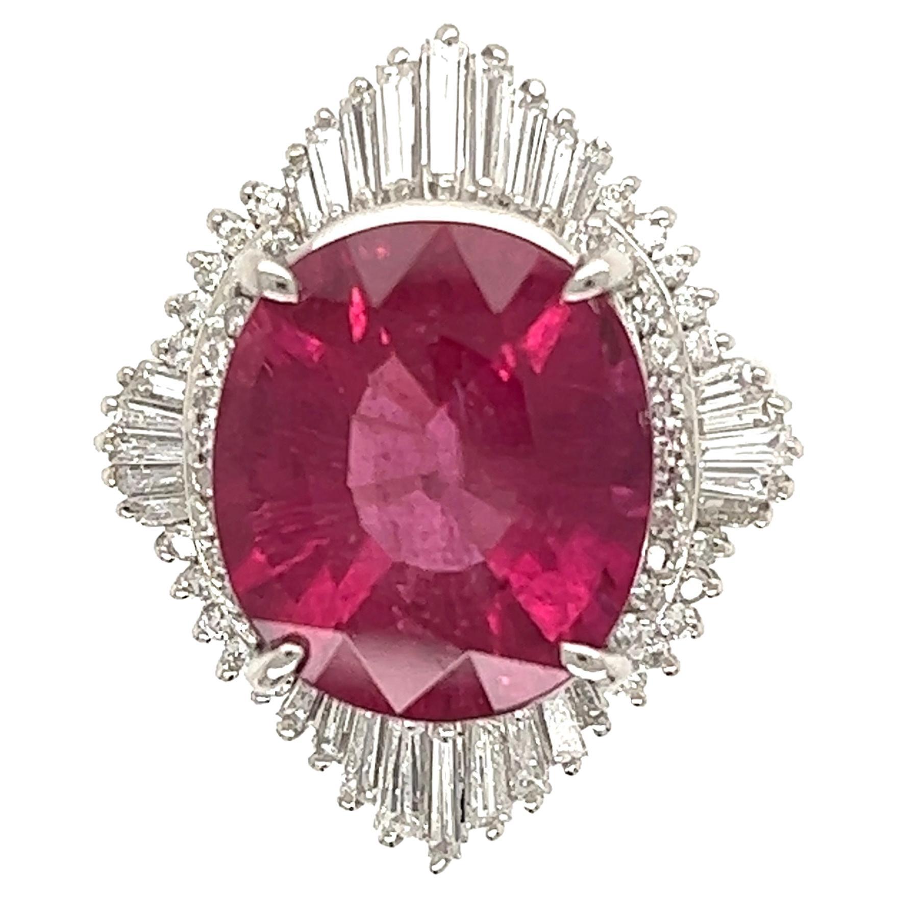 Bague de succession en platine avec tourmaline rubélite de 8,34 carats et diamants, Estate Fine Jewelry