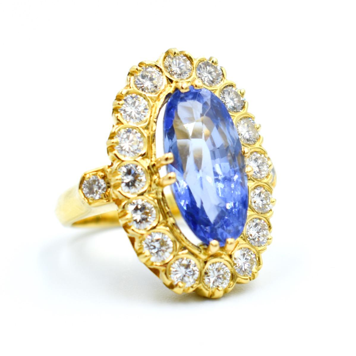 Centering one ovale sapphire 8.34 cts., within a square-shaped mount of 16 round diamonds E/VS quality 2 cts.,  Size 51 FR (5.75 US - L UK) 
With GEM PARIS report  stating that the sapphire is of Ceylon (Sri Lanka) origin, with no gemological