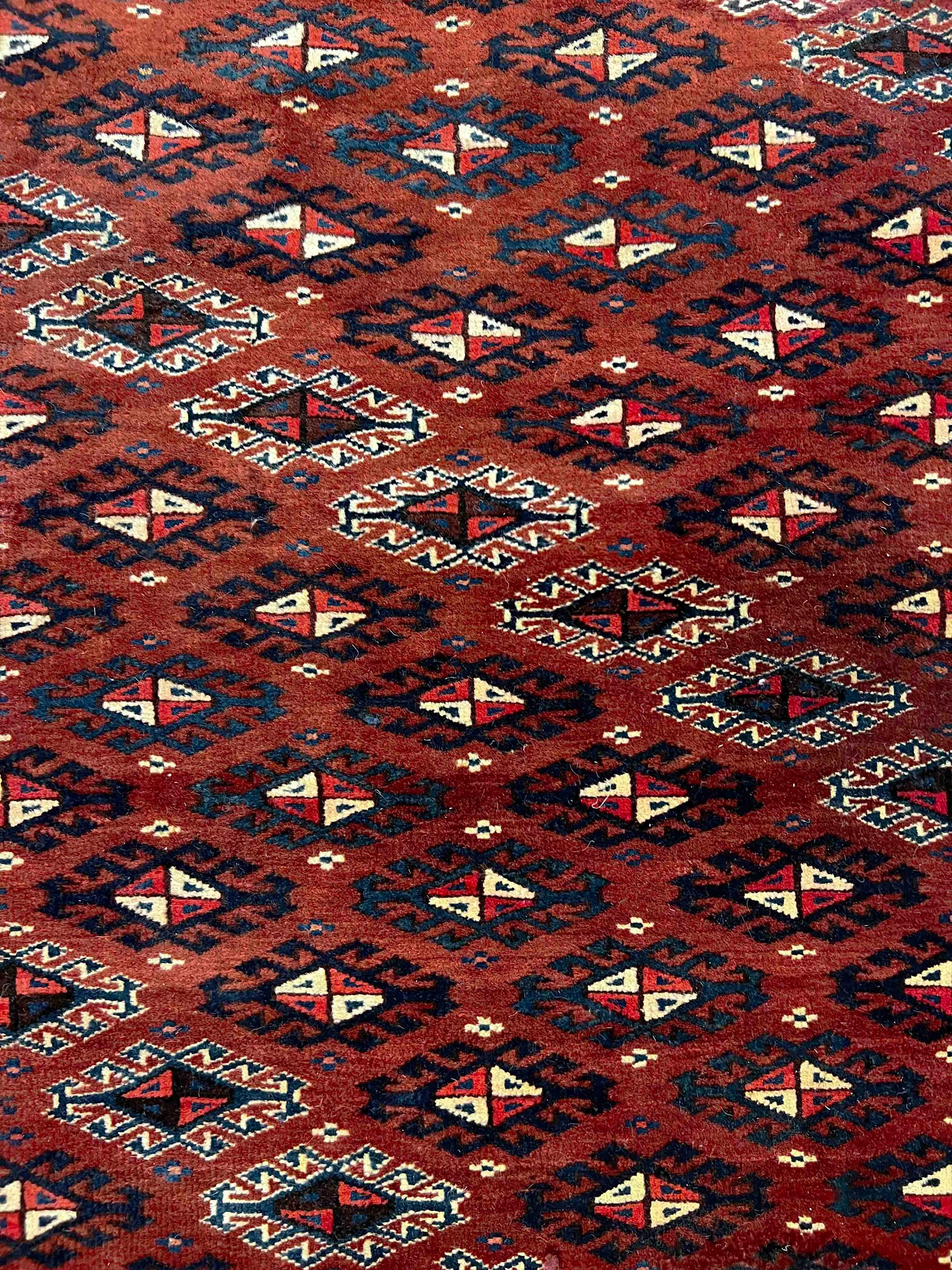 834 - Joli tapis turkmène Bukhara du 20ème siècle en vente 2