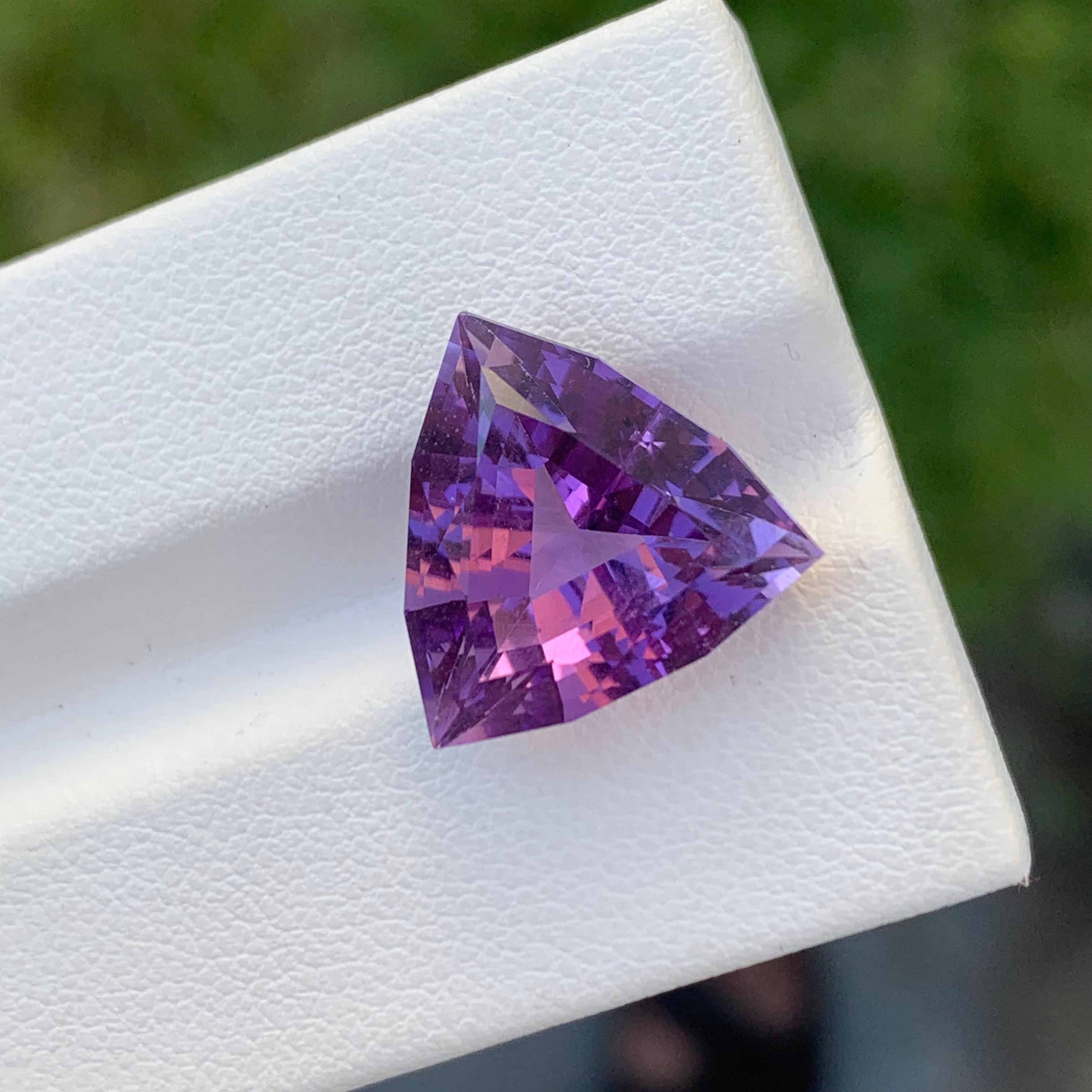 8.35 Carat Natural Loose Amethyst Trillion Cut Gem For Jewellery Making  In New Condition For Sale In Peshawar, PK