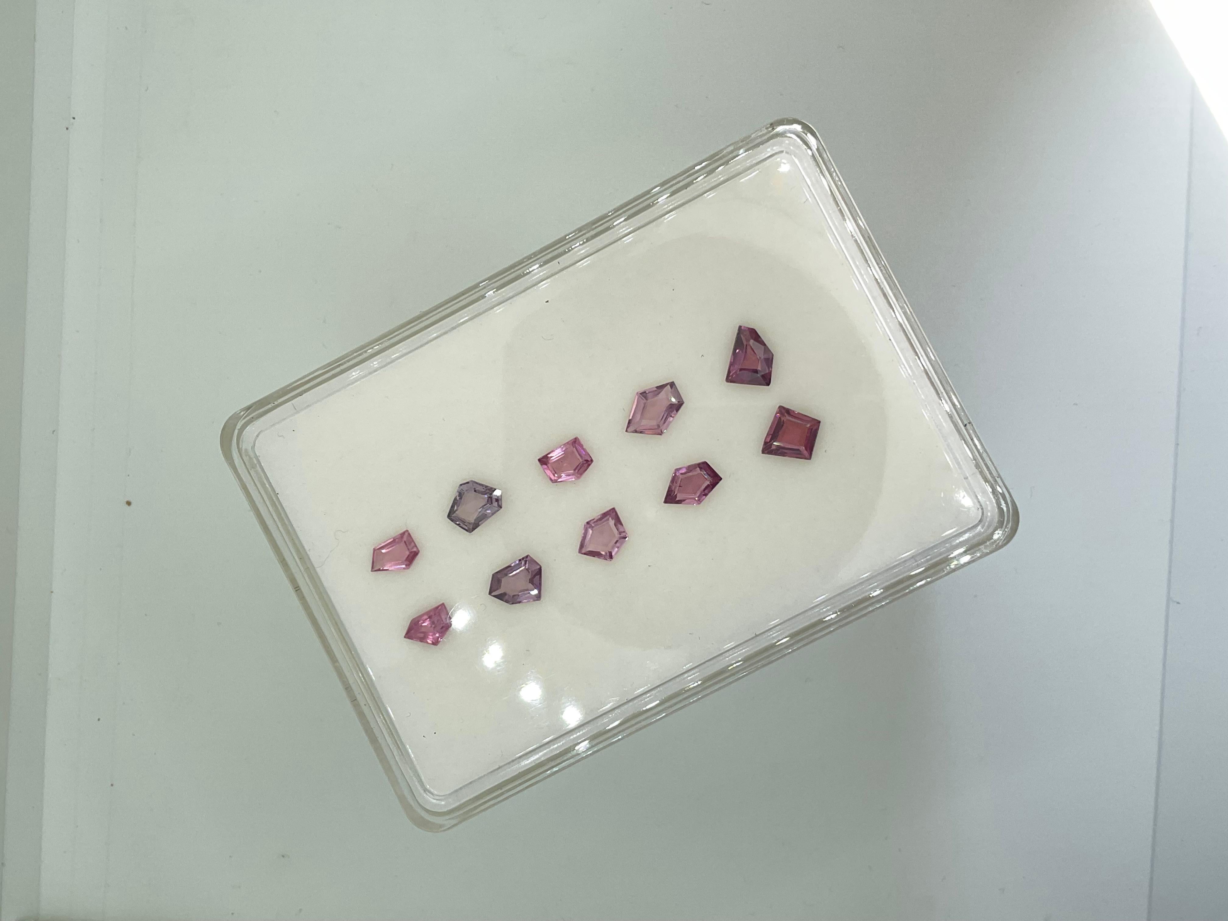 Taille grossière Pierre naturelle de 8.35 carats de taille fantaisie en spinelle grise et rose pour la haute joaillerie en vente