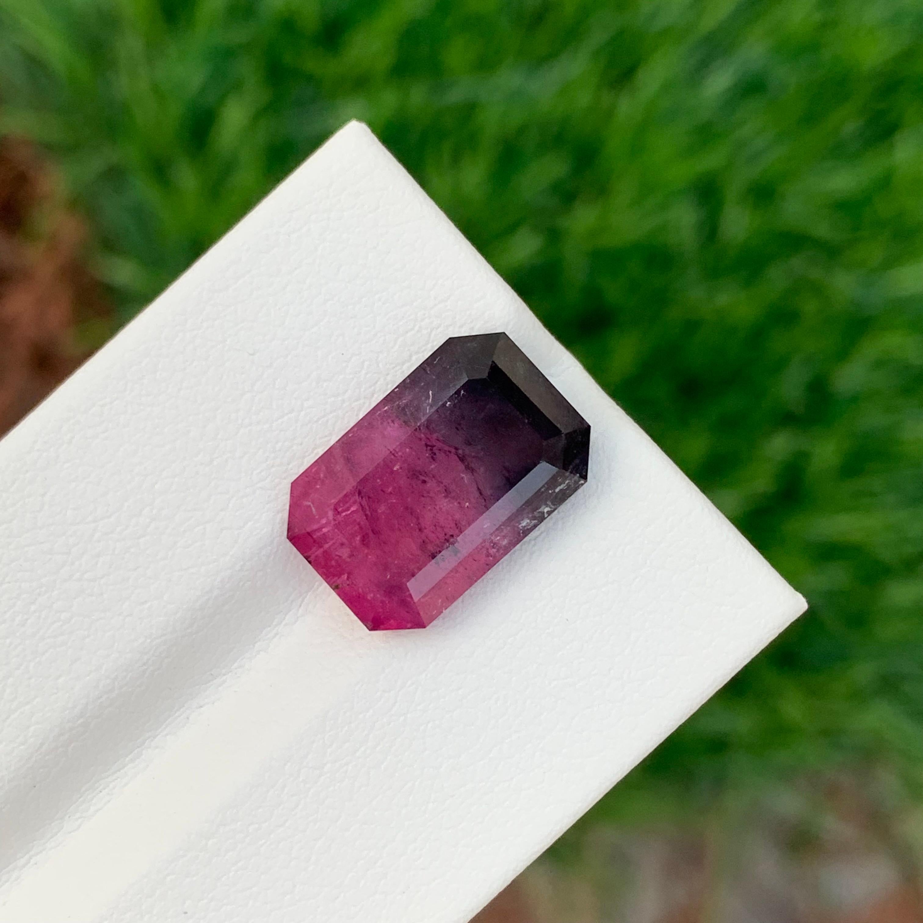 Tourmaline bicolore facettée
Poids : 8,35 carats
Dimension : 15 x 9,9 x 5,8 mm
Couleur : noir et rose foncé
Forme : Émeraude
Origine : Afghanistan 
Traitement : Aucun
Certificat : Sur demande
.
La tourmaline bicolore est une variété étonnante de la