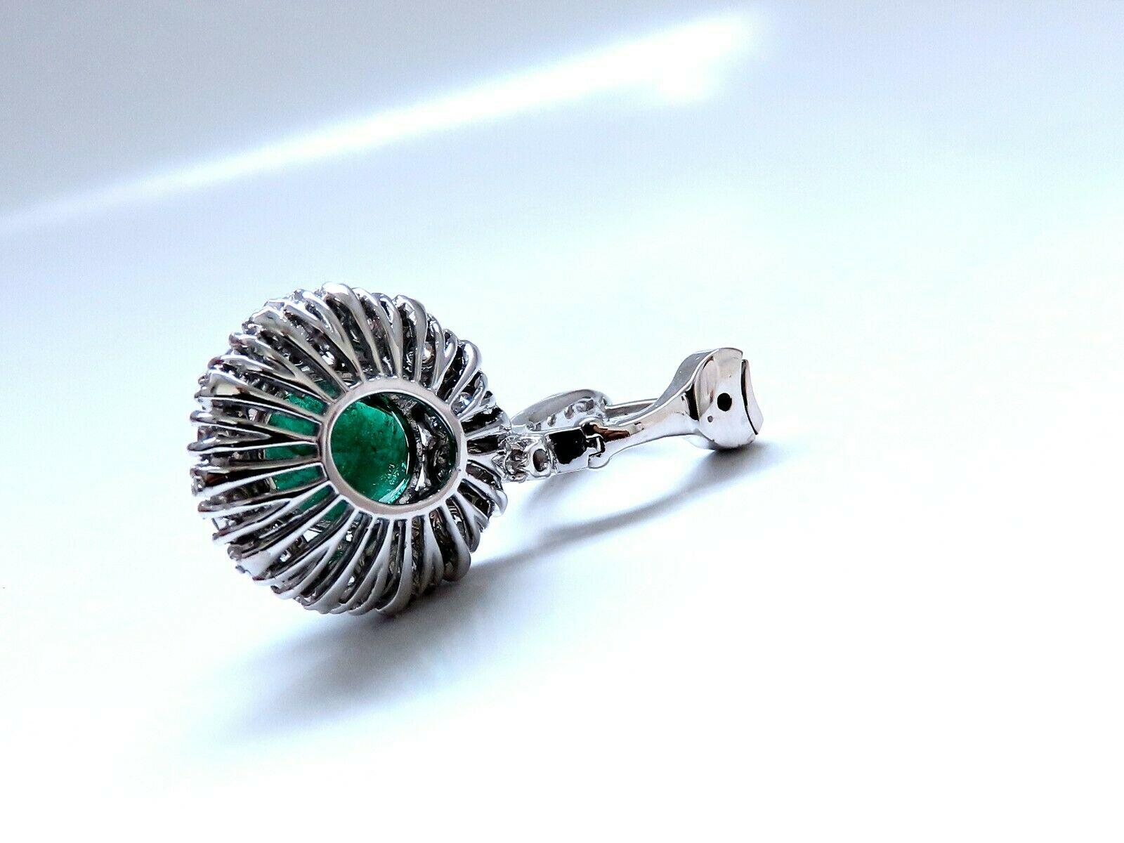 Taille ovale Pendants d'oreilles en or 18 carats avec grappe de diamants et émeraudes ovales naturelles de 8,35 carats en vente