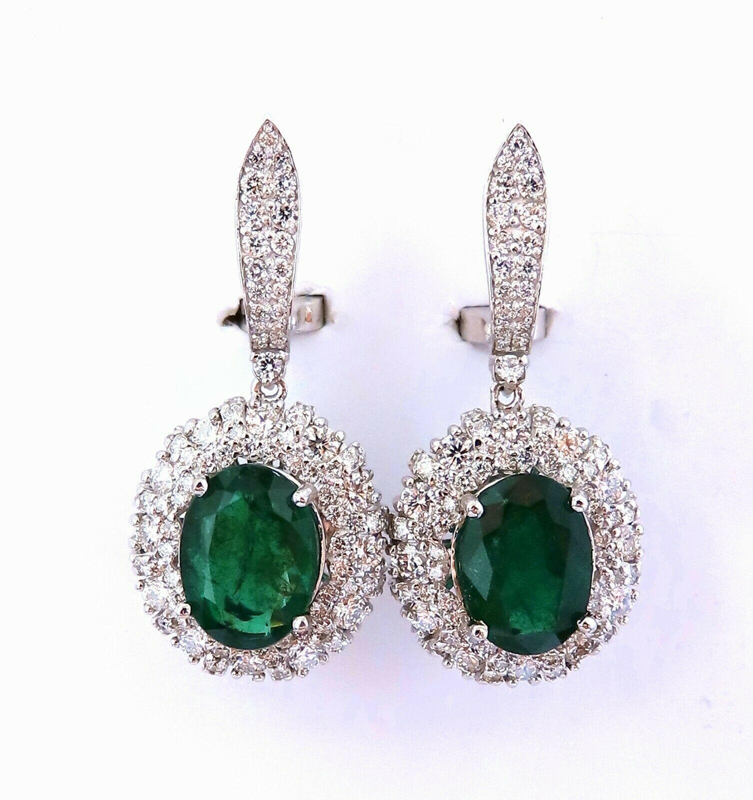 Pendants d'oreilles en or 18 carats avec grappe de diamants et émeraudes ovales naturelles de 8,35 carats Unisexe en vente
