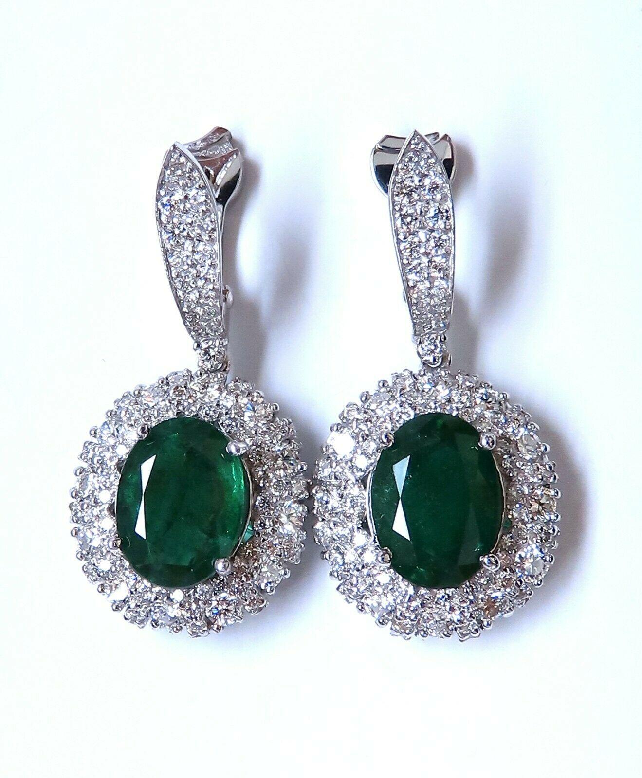 Pendants d'oreilles en or 18 carats avec grappe de diamants et émeraudes ovales naturelles de 8,35 carats en vente 2
