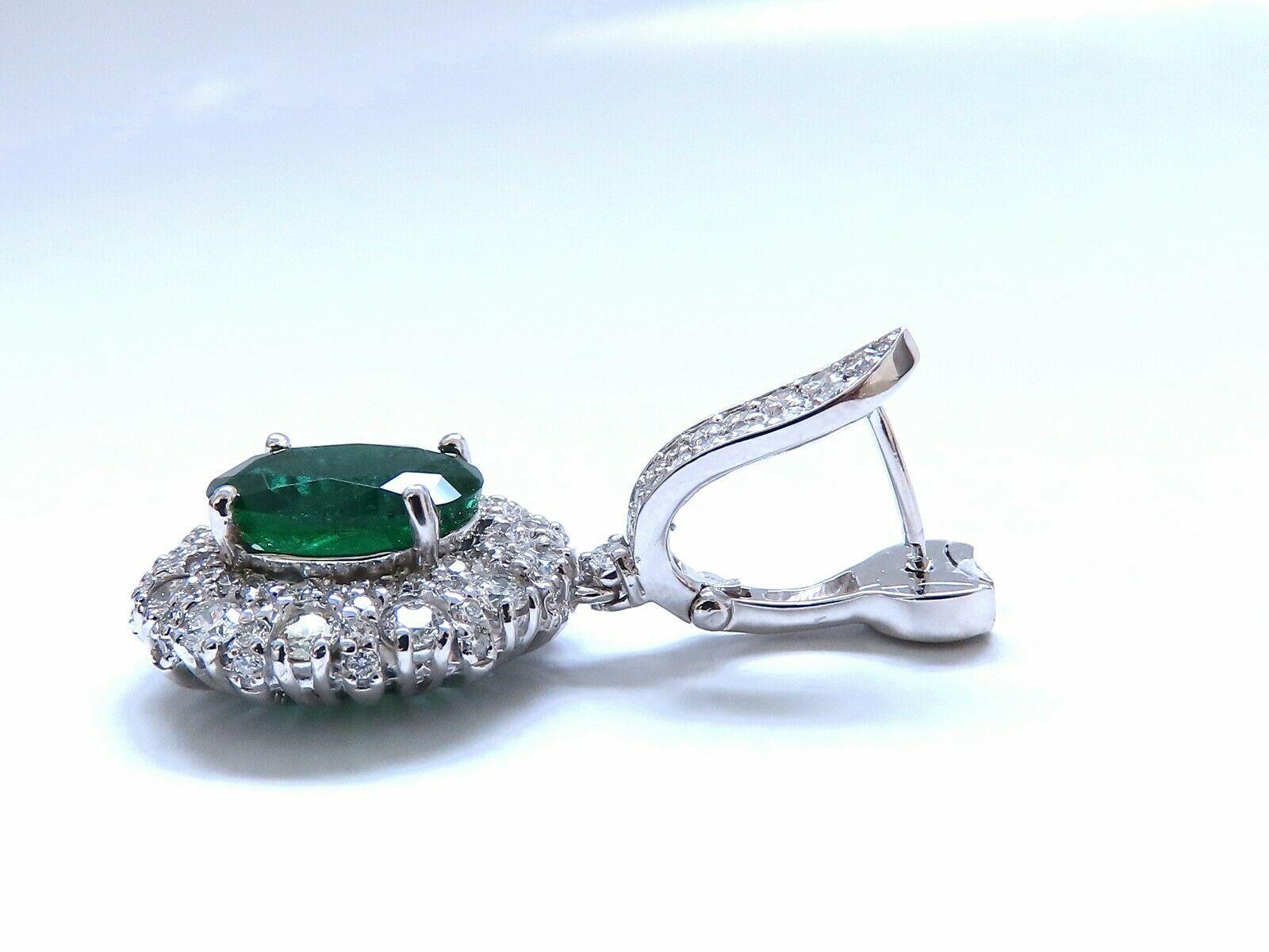 Pendants d'oreilles en or 18 carats avec grappe de diamants et émeraudes ovales naturelles de 8,35 carats en vente 3