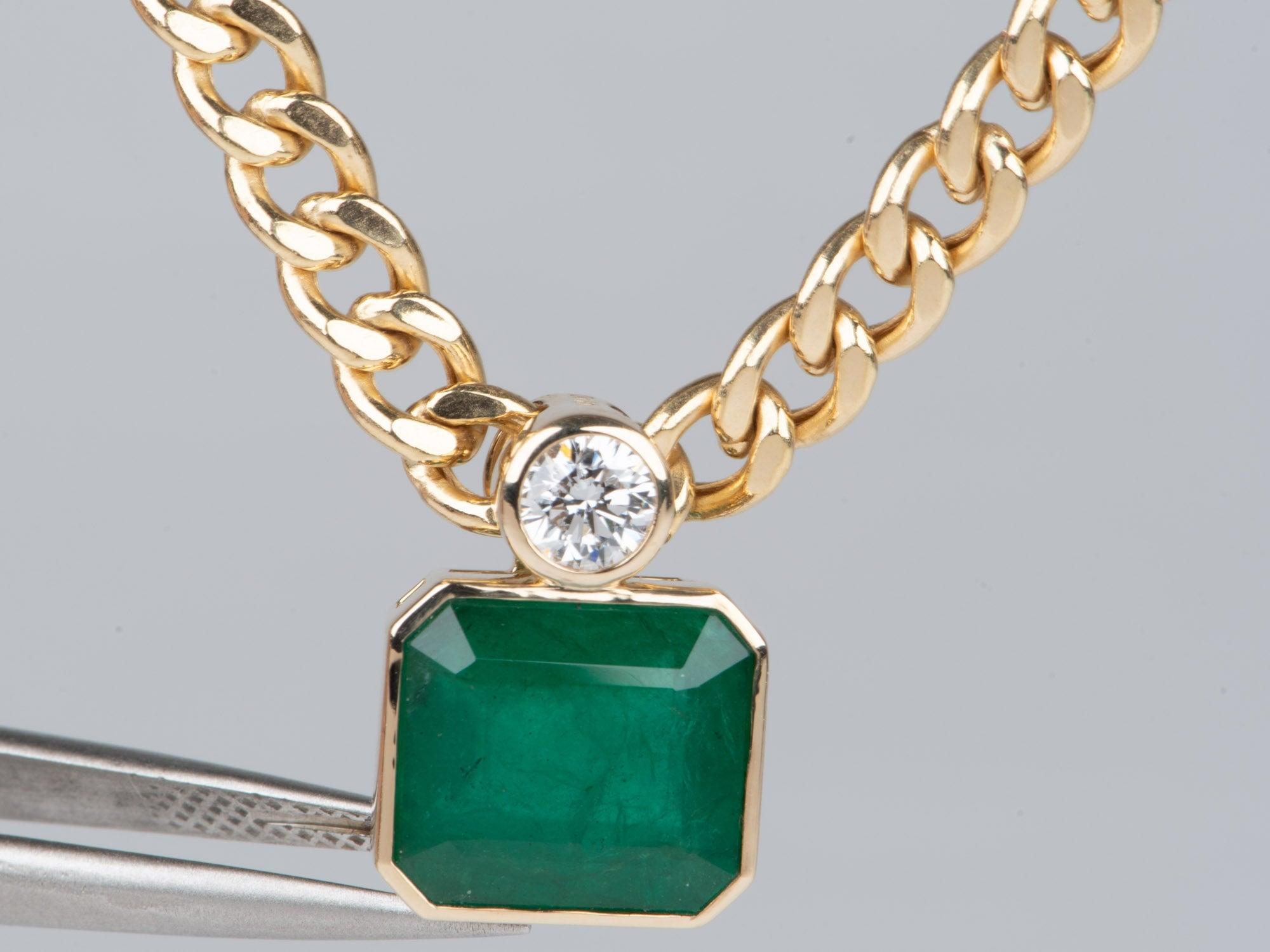 8,35ct natürlichen sambischen Smaragd und ein halbes Karat Labordiamant Statement-Anhänger 14K (Smaragdschliff) im Angebot