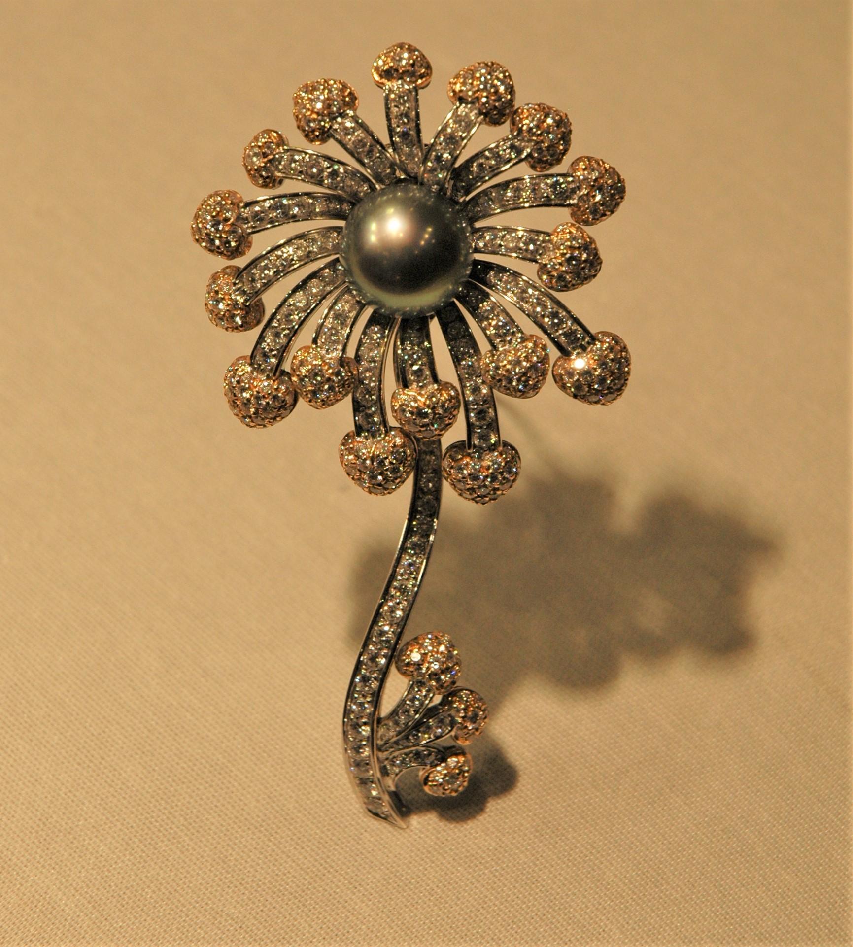 8.36 Carat Diamonds, White and Yellow Gold, Tahity Pearl, Flower Brooch In New Condition For Sale In BARI, IT