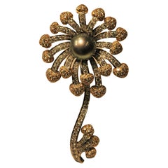 Broche fleur en or blanc et jaune avec diamants de 8,36 carats et perle de Tahity