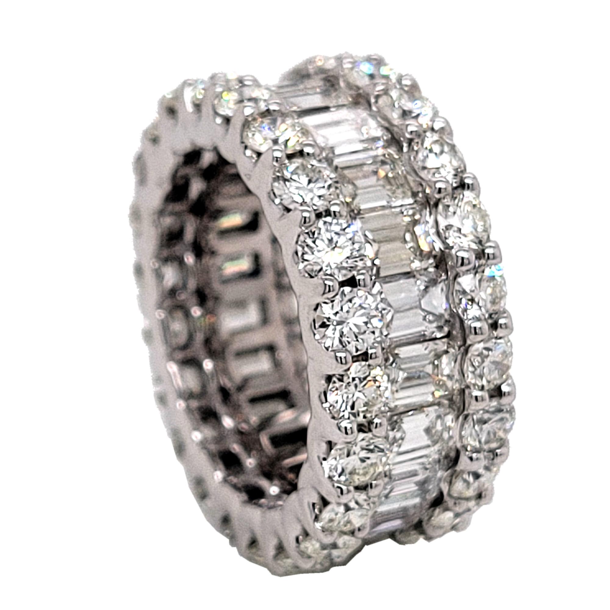 Taille émeraude 8.36 Ct Emerald Cut/Round Brilliant Diamond Bague d'éternité en or 18K en vente