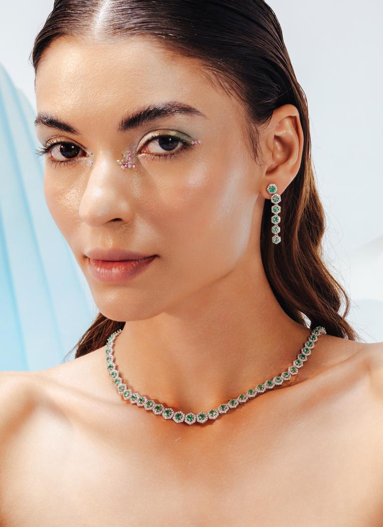 Seltene Smaragd- und Diamant-Halo-Tennis-Halskette aus 18 Karat Gold, besetzt mit Smaragden und Diamanten im Sechseckschliff. Dieses atemberaubende Schmuckstück wertet einen Freizeitlook oder ein elegantes Outfit sofort auf. 
Smaragd steigert die