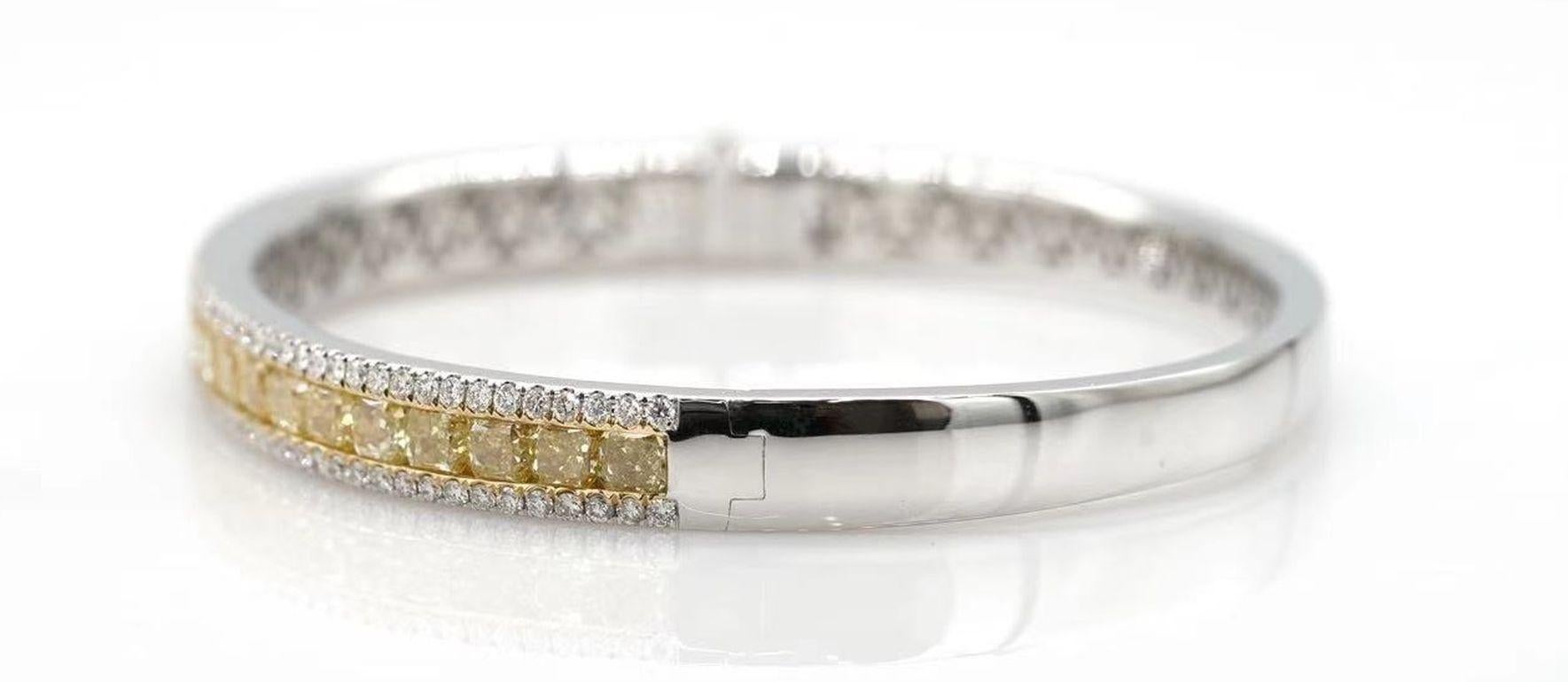 ce bracelet exquis en diamants de 8.37 carats est un véritable chef-d'œuvre. Fabriqué à la main avec une attention méticuleuse aux détails, il met en valeur 24 diamants jaunes de taille radiant, totalisant 7,11 carats.
Le bracelet est orné de 114