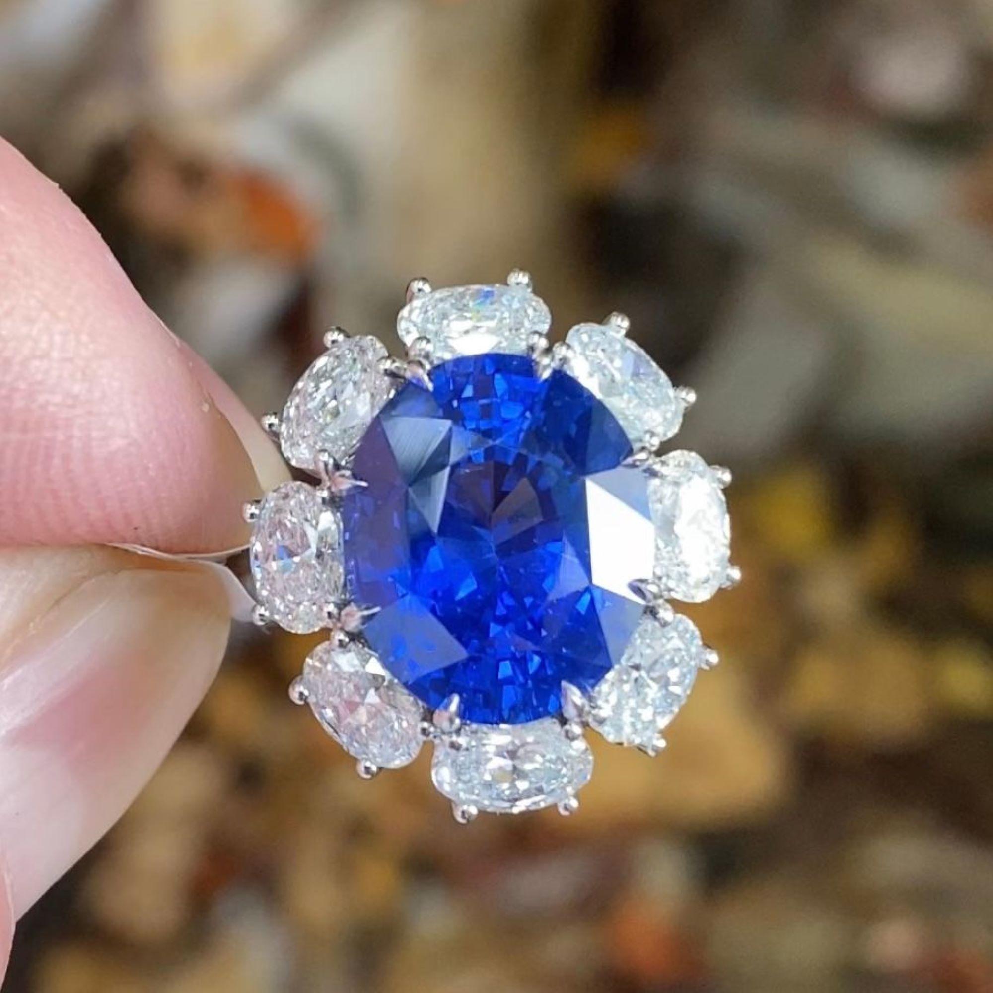 Platin-Diamantring mit 8,37 Karat ovalem blauem Saphir für Damen oder Herren im Angebot